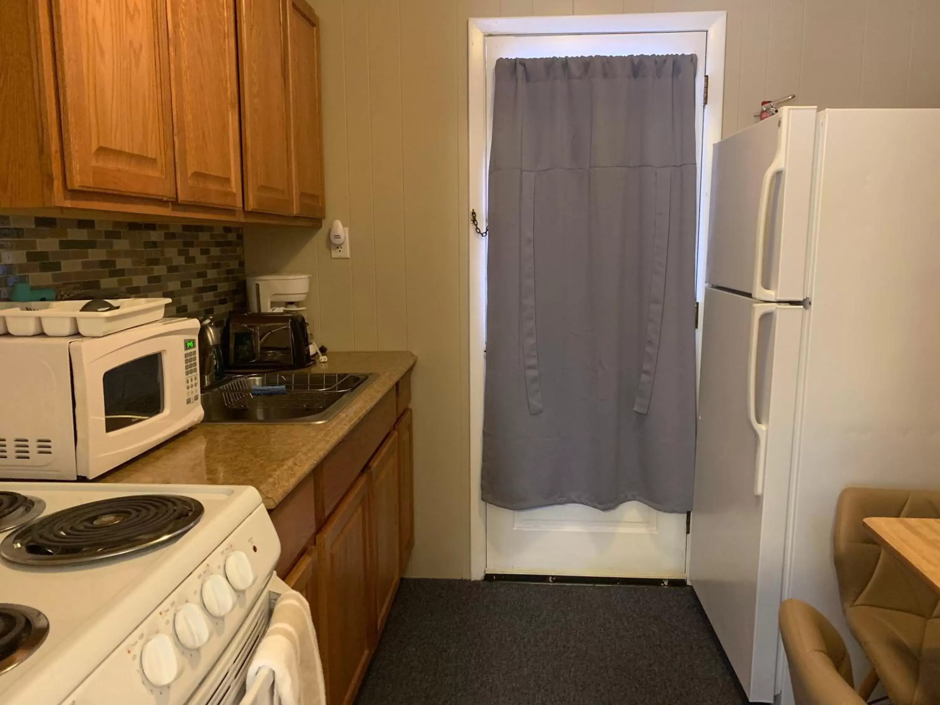 Kitchen/Kitchenette in Starlite Motel & Suites