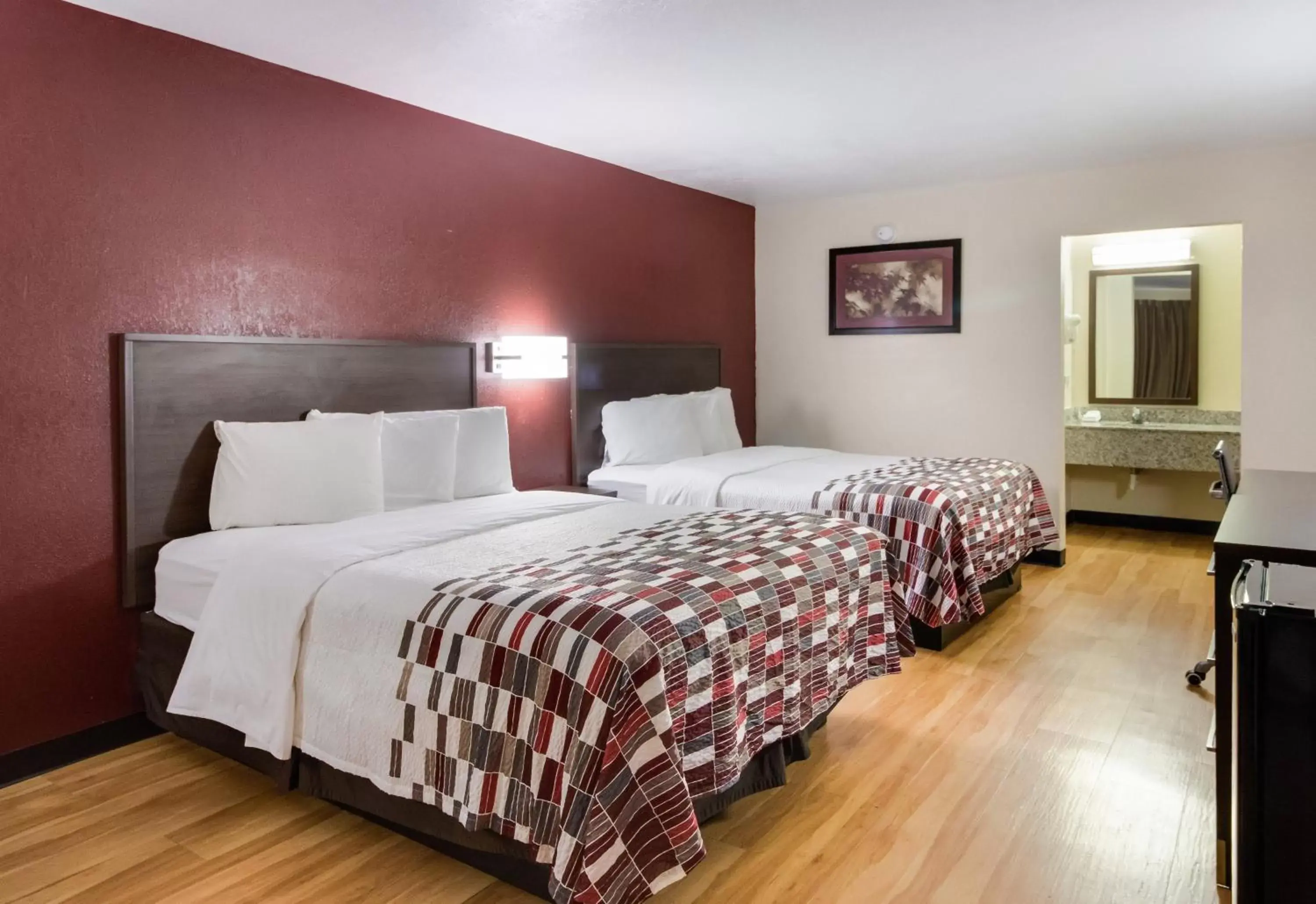 Photo of the whole room, Bed in Red Roof Inn & Suites Commerce - Athens