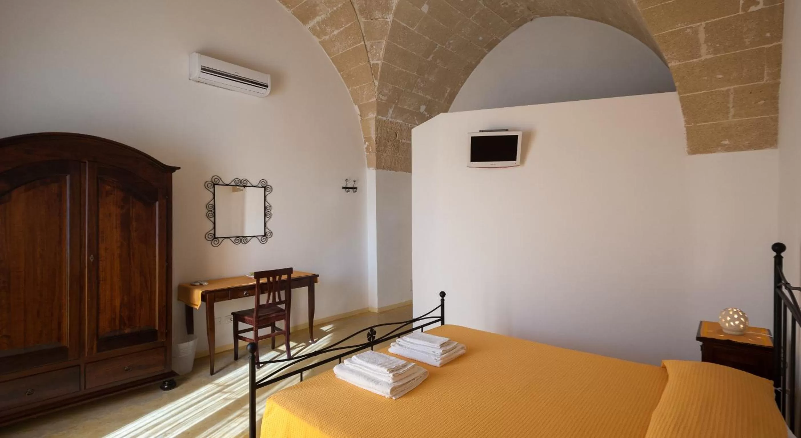 Bedroom, Bed in B&B La Garolla