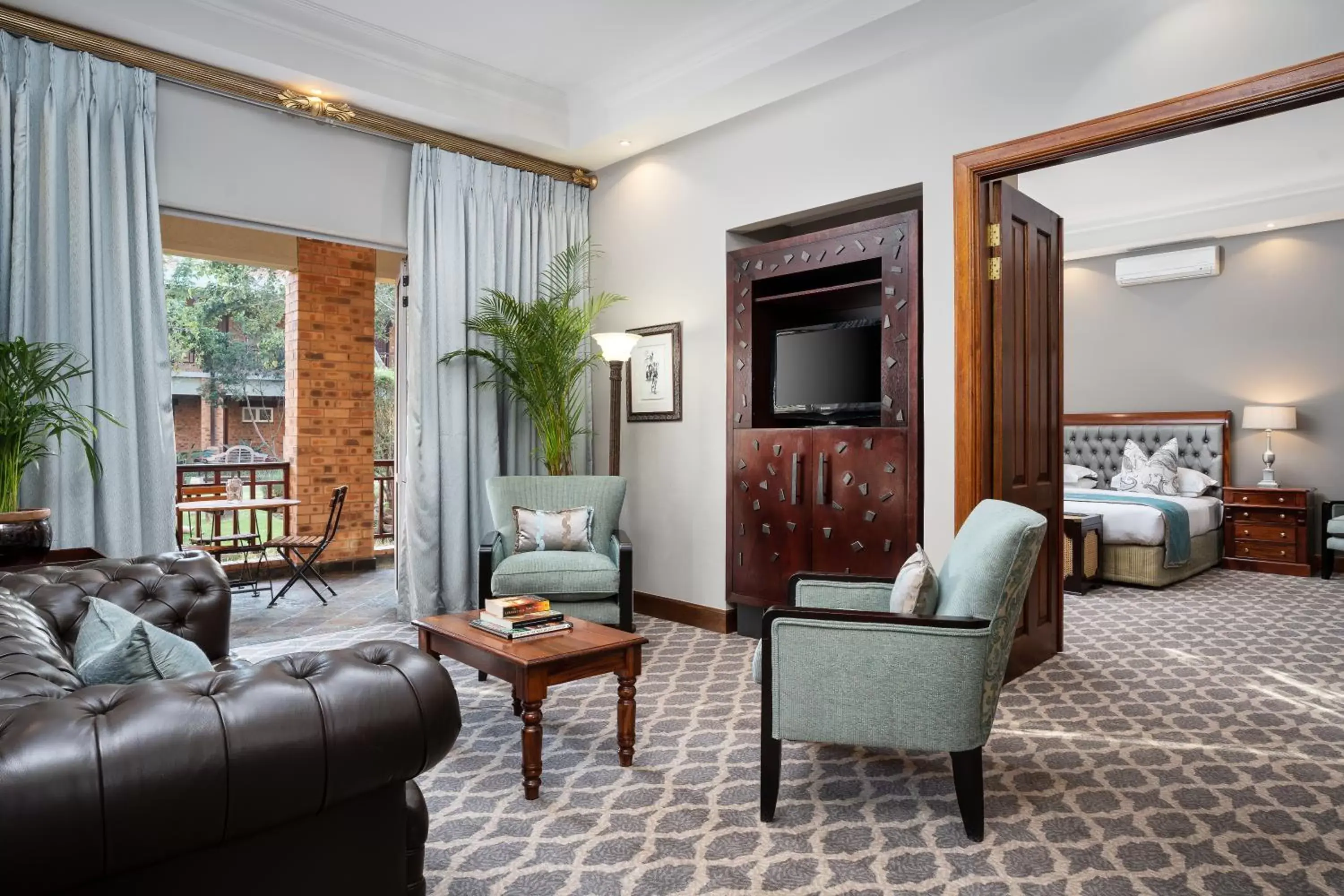 TV and multimedia, Seating Area in Premier Hotel Quatermain