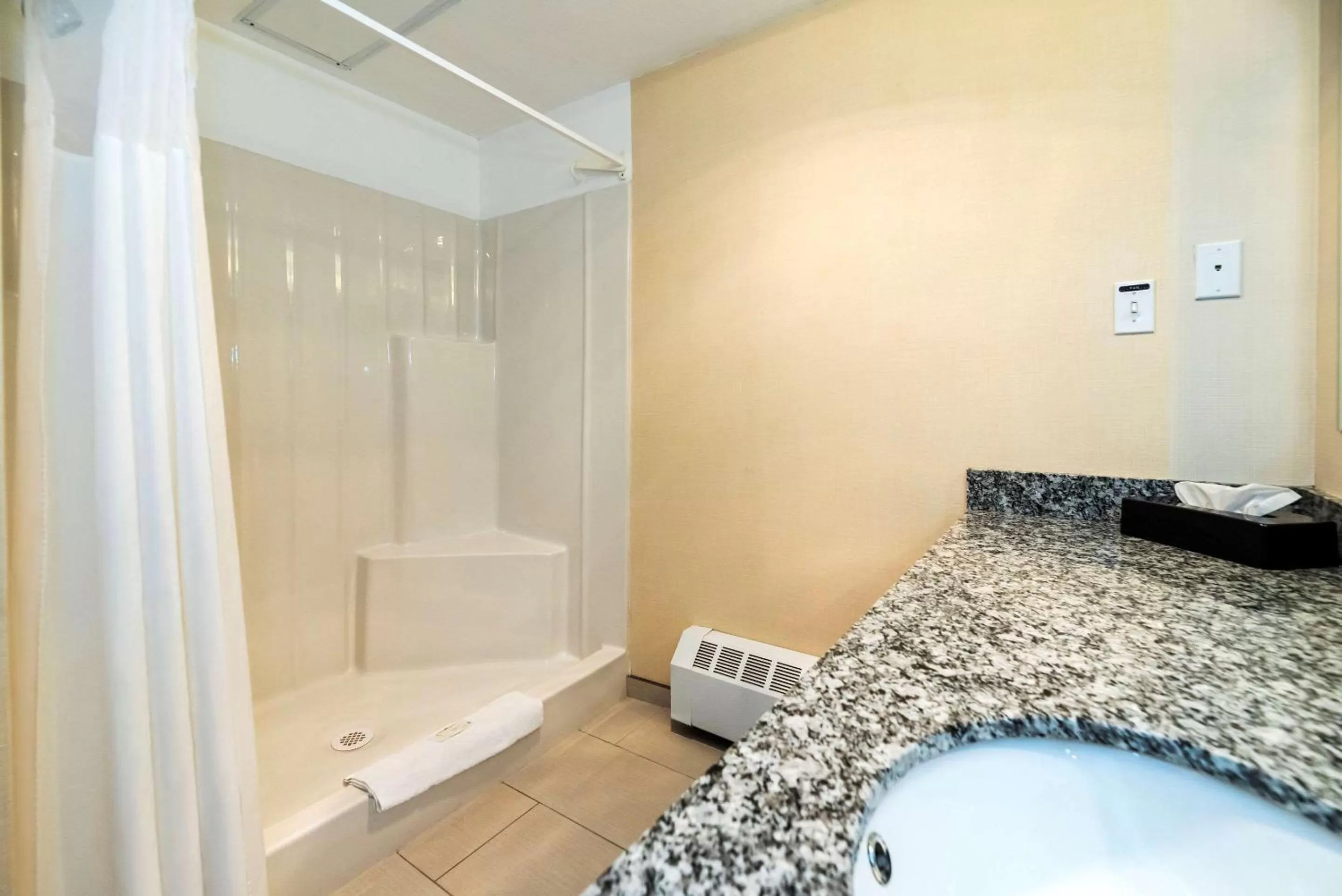 Photo of the whole room, Bed in Quality Inn