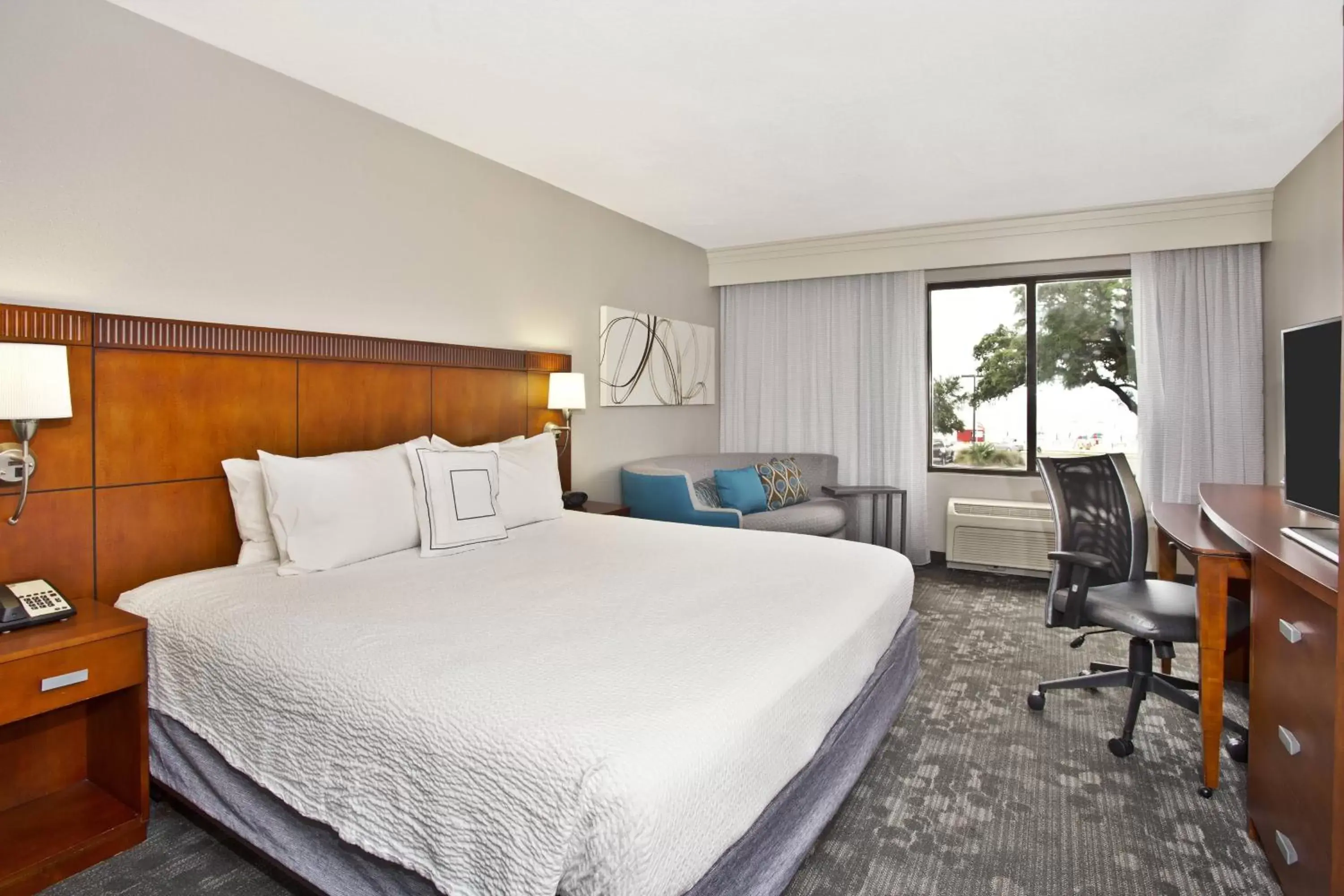 Photo of the whole room, Bed in Courtyard by Marriott Gulfport Beachfront