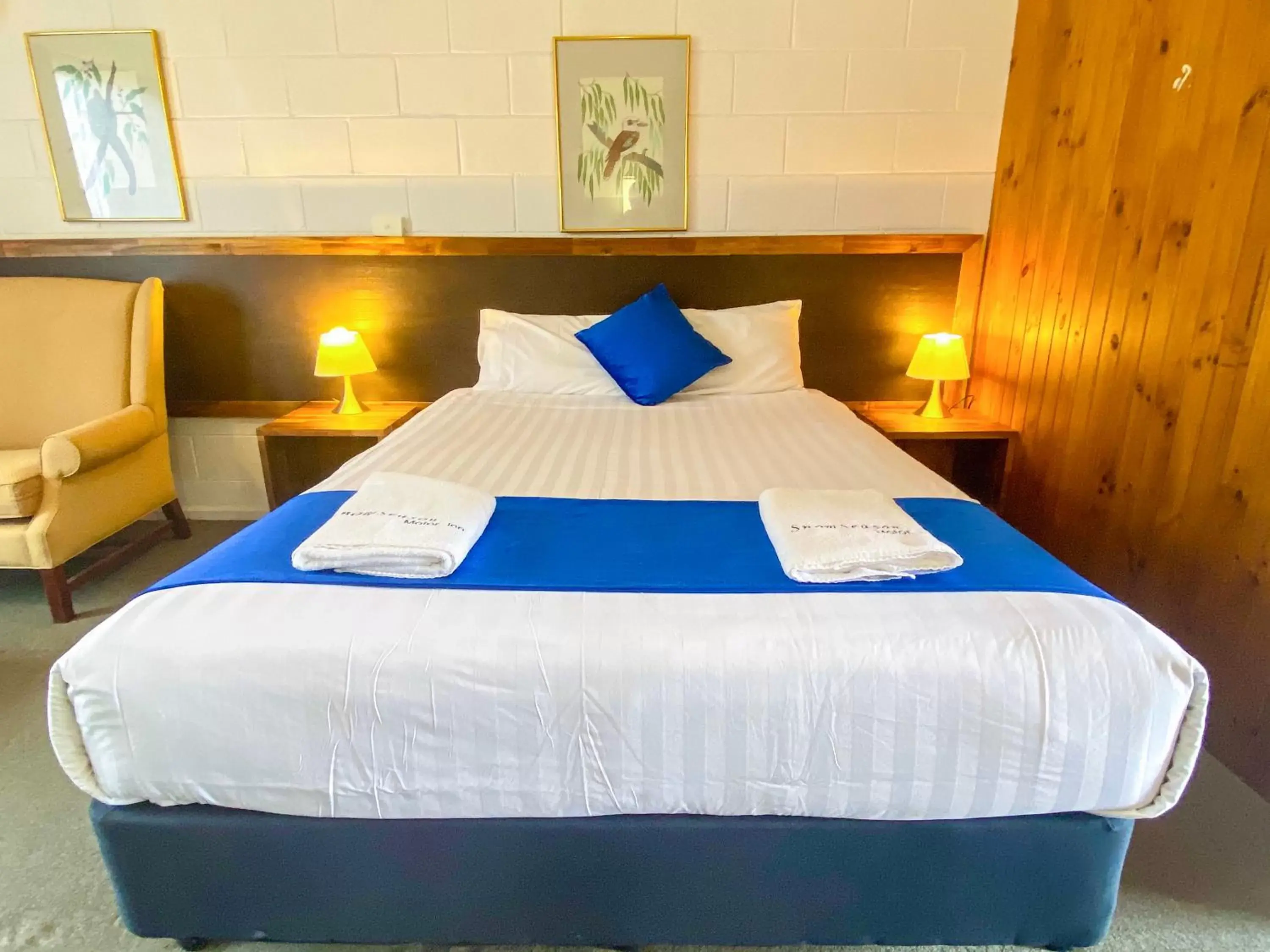 Bed, Room Photo in Snow Season Motor Inn