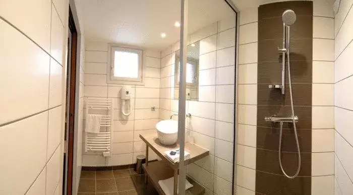 Bathroom in The Originals Boutique, Hôtel Marytel, Montbrison (Inter-Hotel)