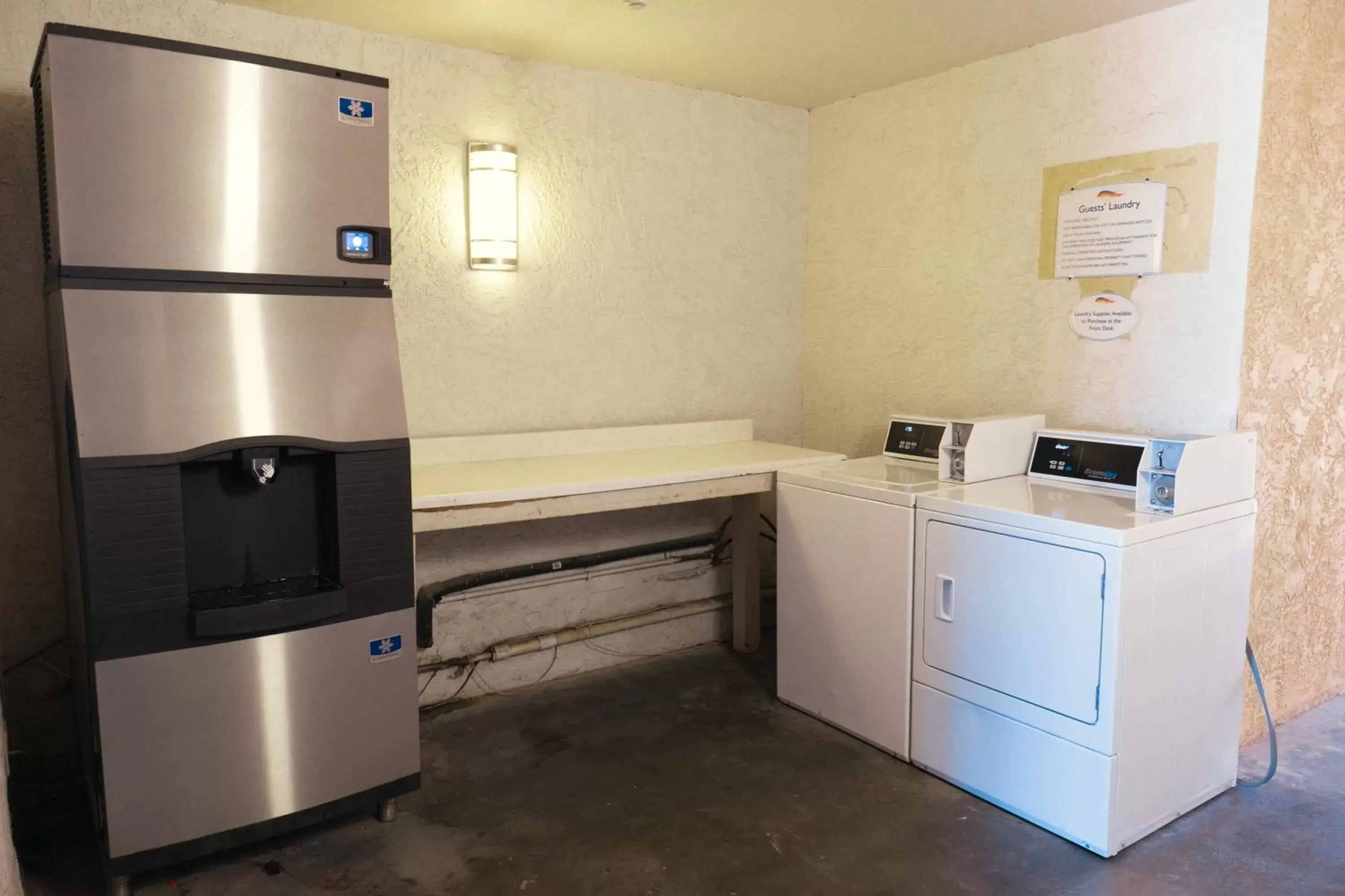 Kitchen/Kitchenette in Baymont by Wyndham Fort Stockton 