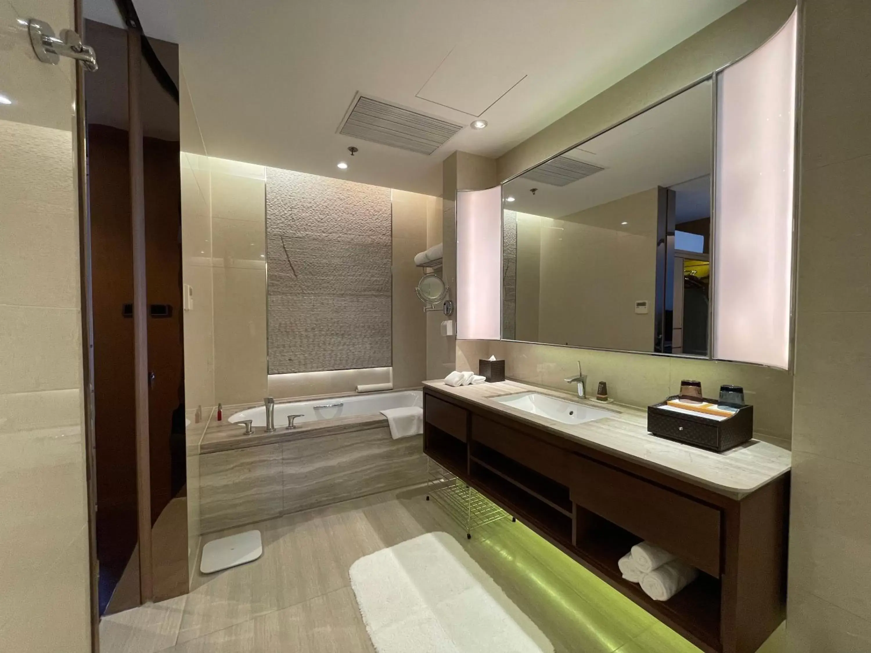 Toilet, Bathroom in The OCT Harbour, Shenzhen - Marriott Executive Apartments