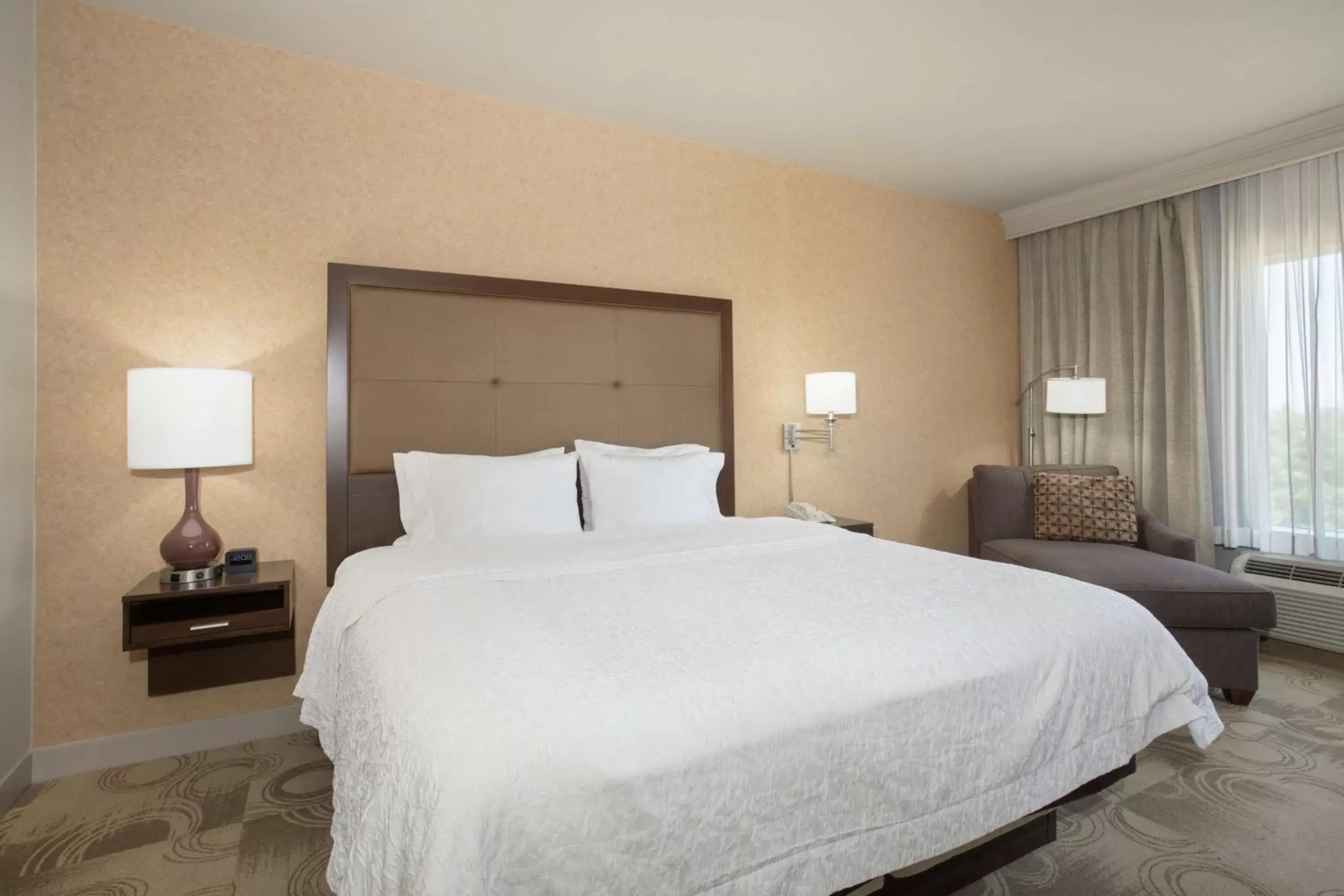 Living room, Bed in Hampton Inn & Suites Yuba City