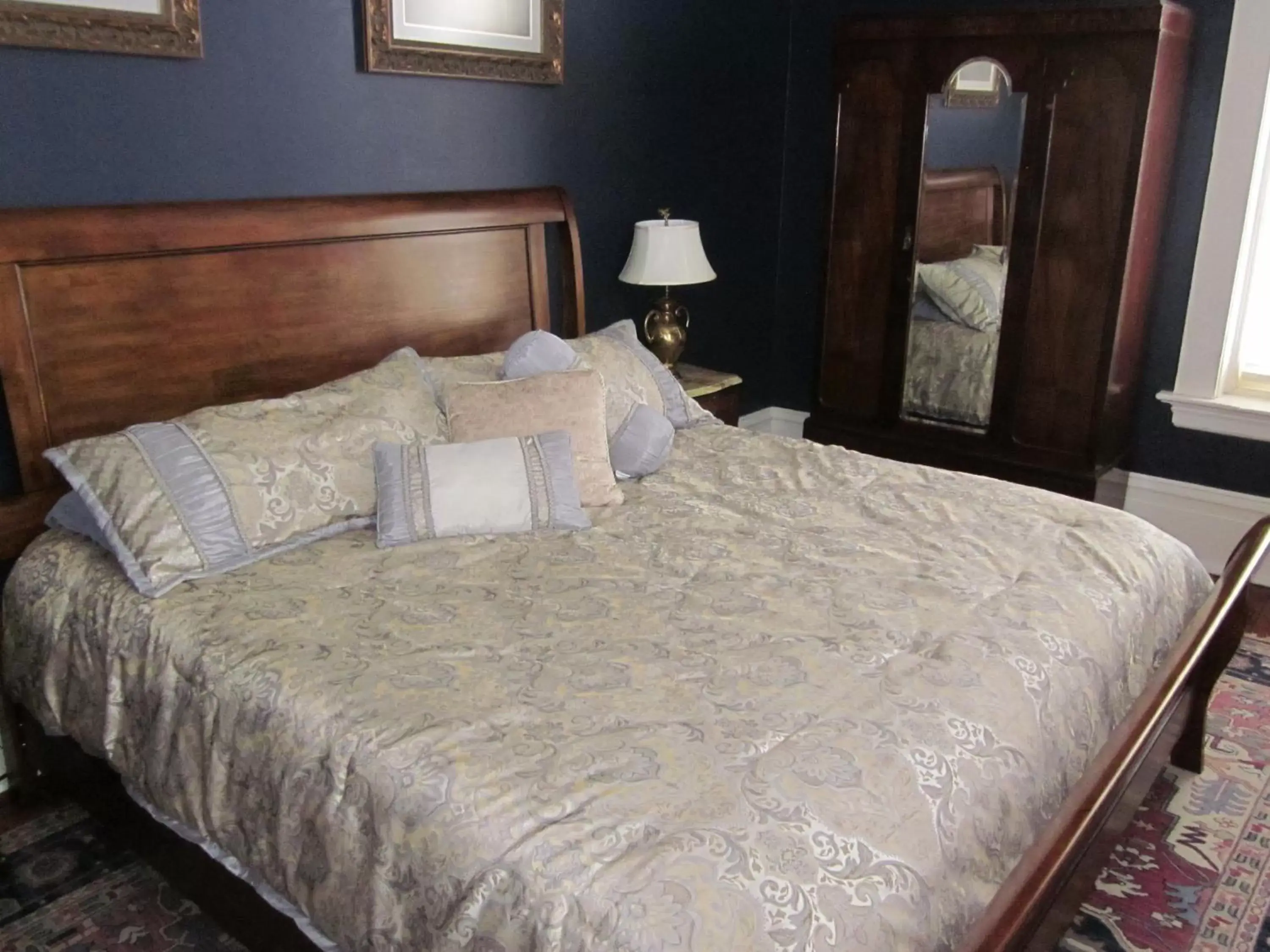 Bed in Baer House Inn