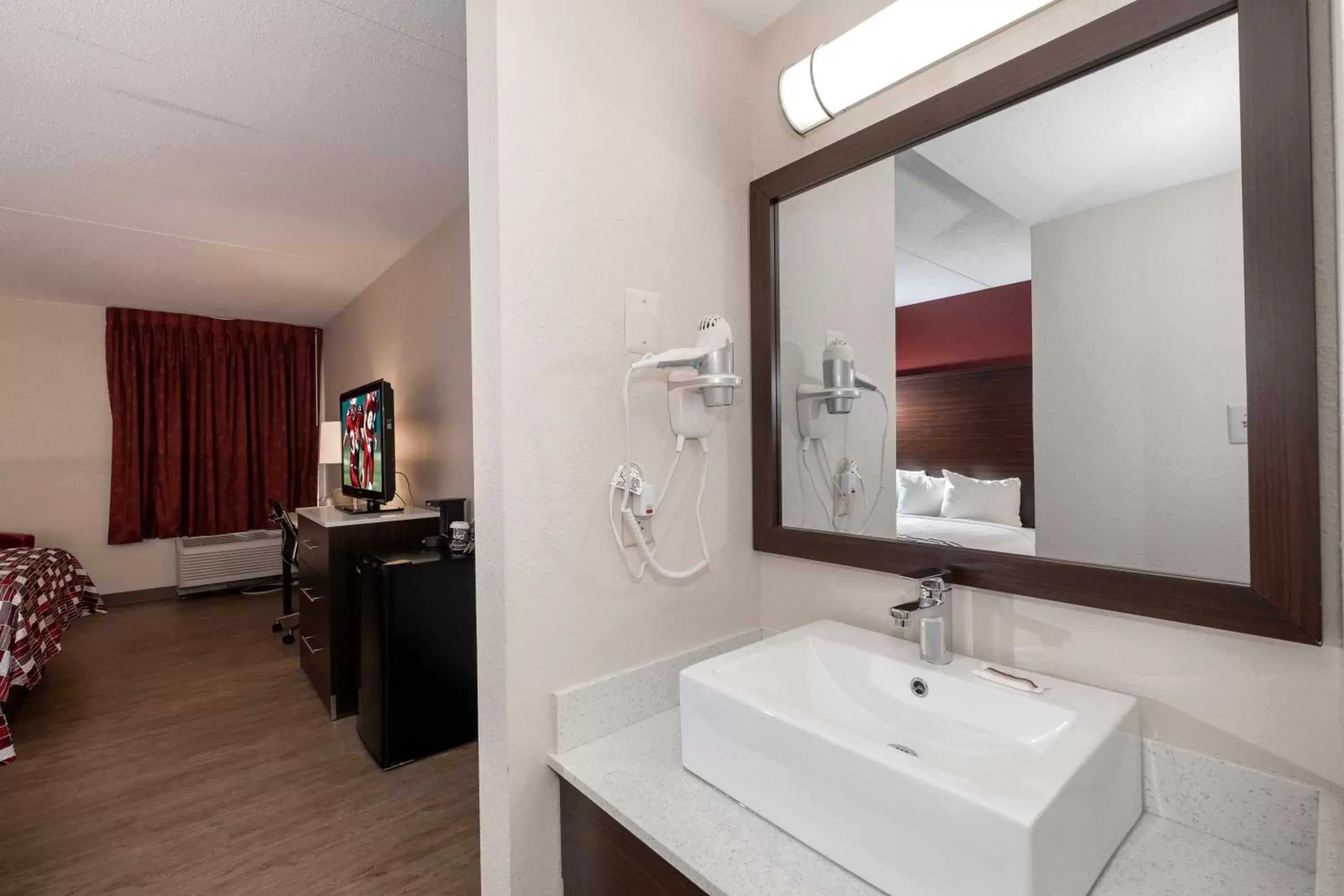 Property building, Bathroom in Red Roof Inn Leesburg