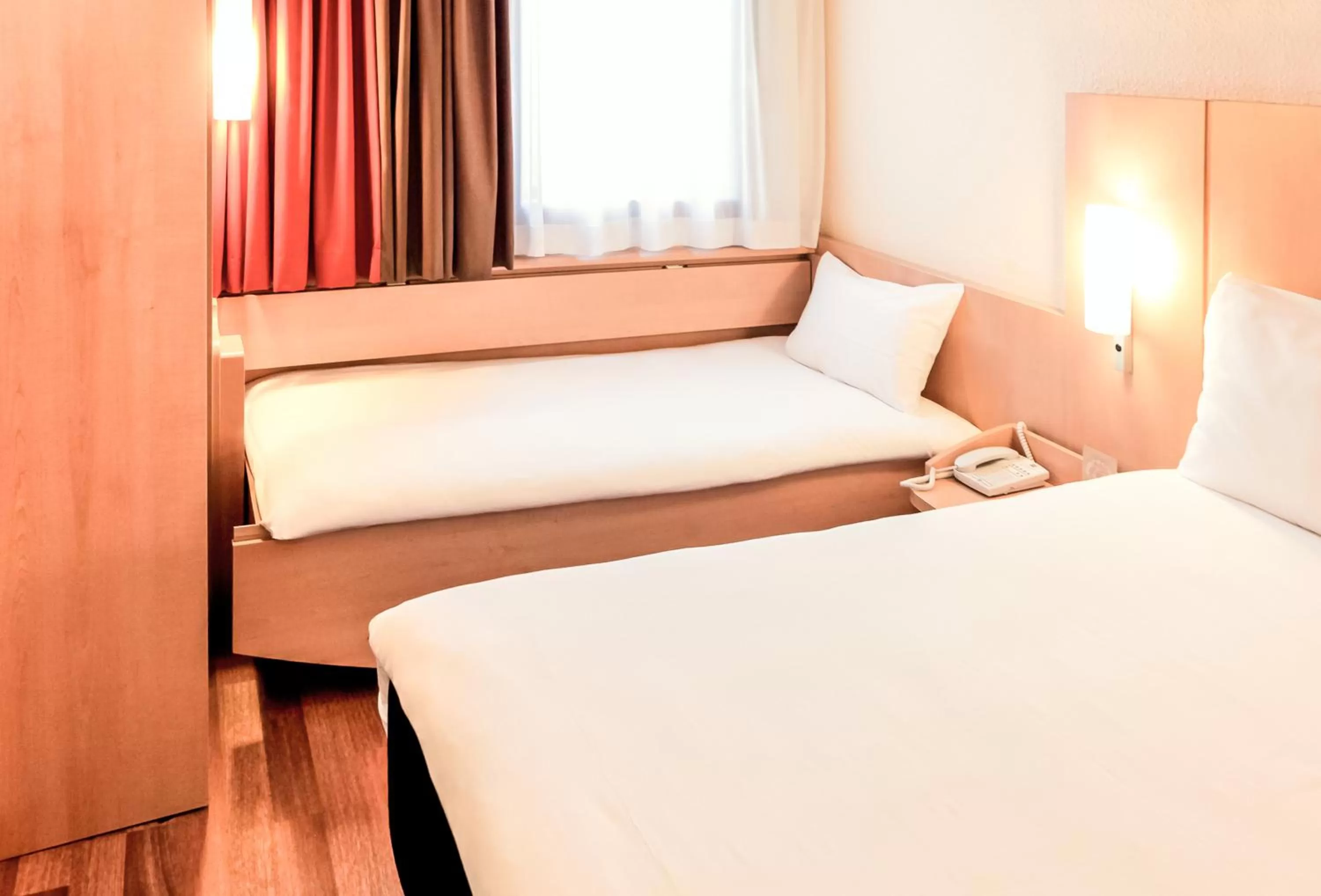 Standard Â Room with 1 Double bed and 1 Single bed in B&B HOTEL Le Mans Centre Cathédrale