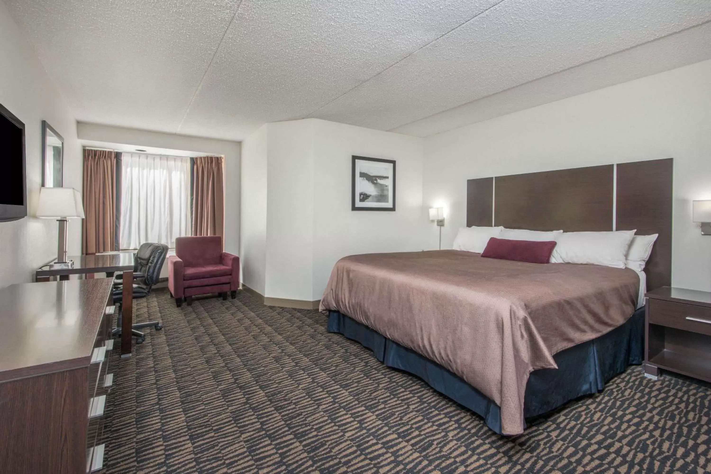 Photo of the whole room, Bed in Ramada Plaza by Wyndham Niagara Falls