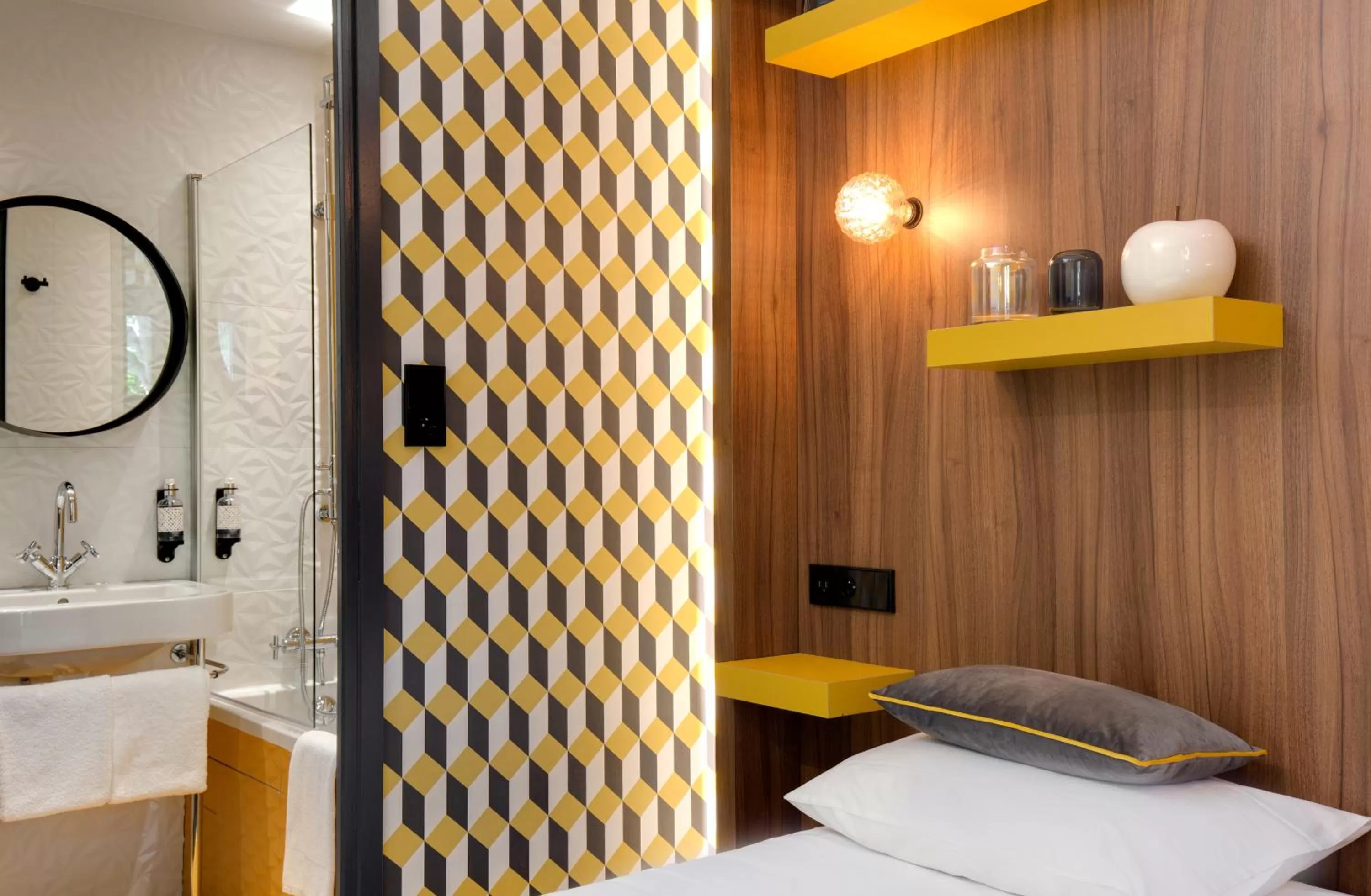 Bathroom, Bed in Hôtel Montmorency & Spa