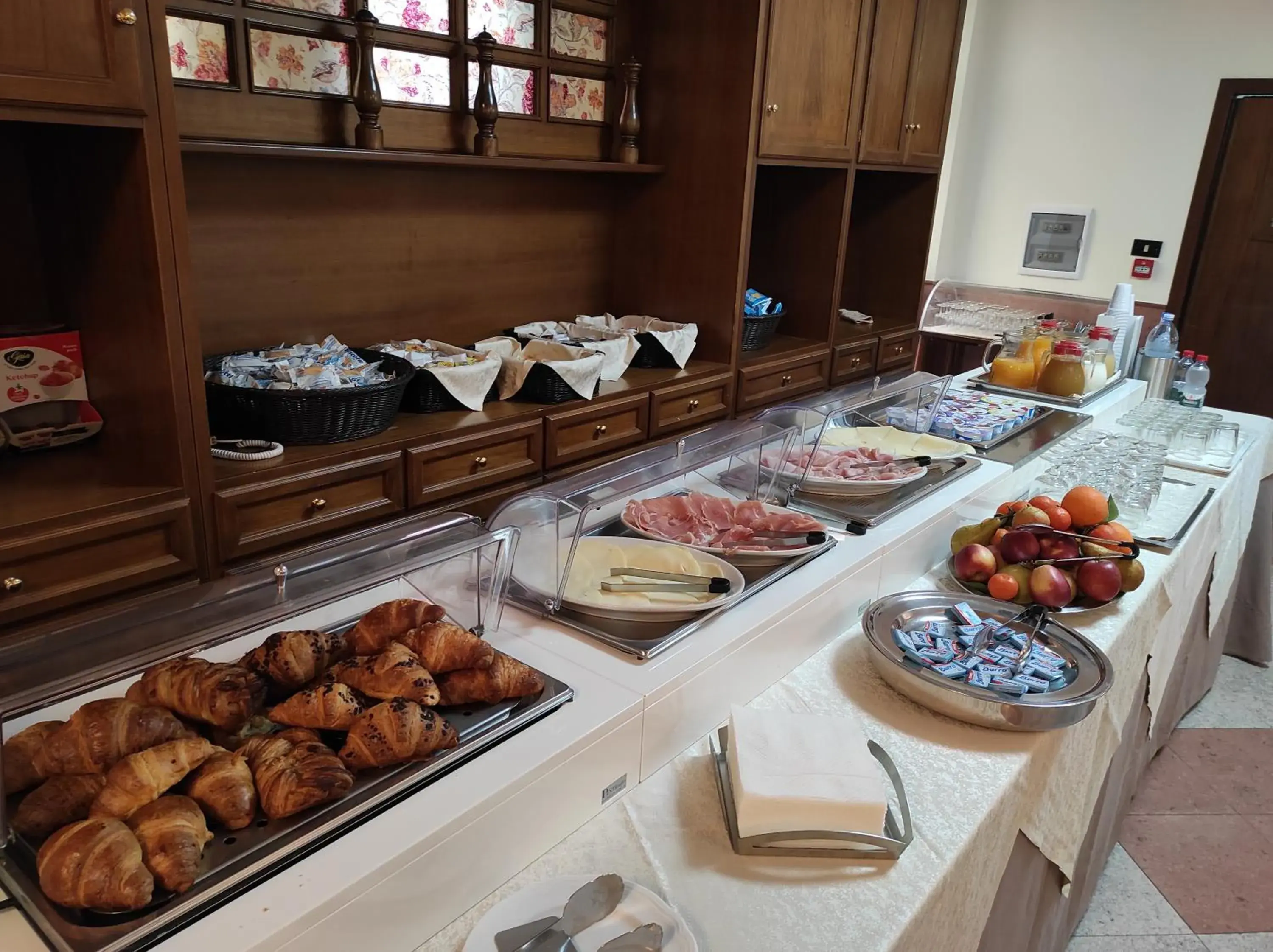 Buffet breakfast, Food in Il Nocchiero City Hotel