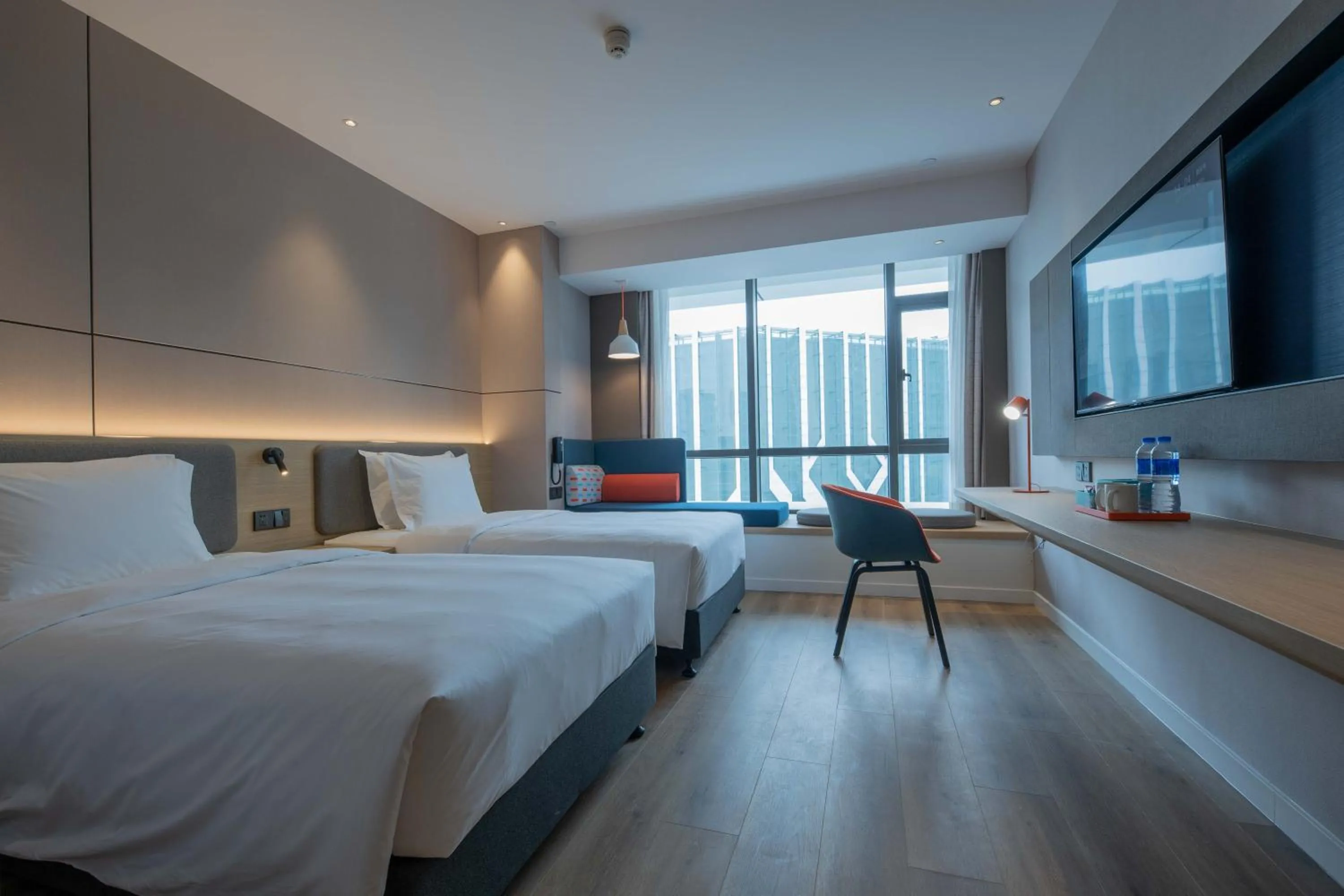 Photo of the whole room, Bed in Holiday Inn Express Chongqing Caiyun Lake by IHG