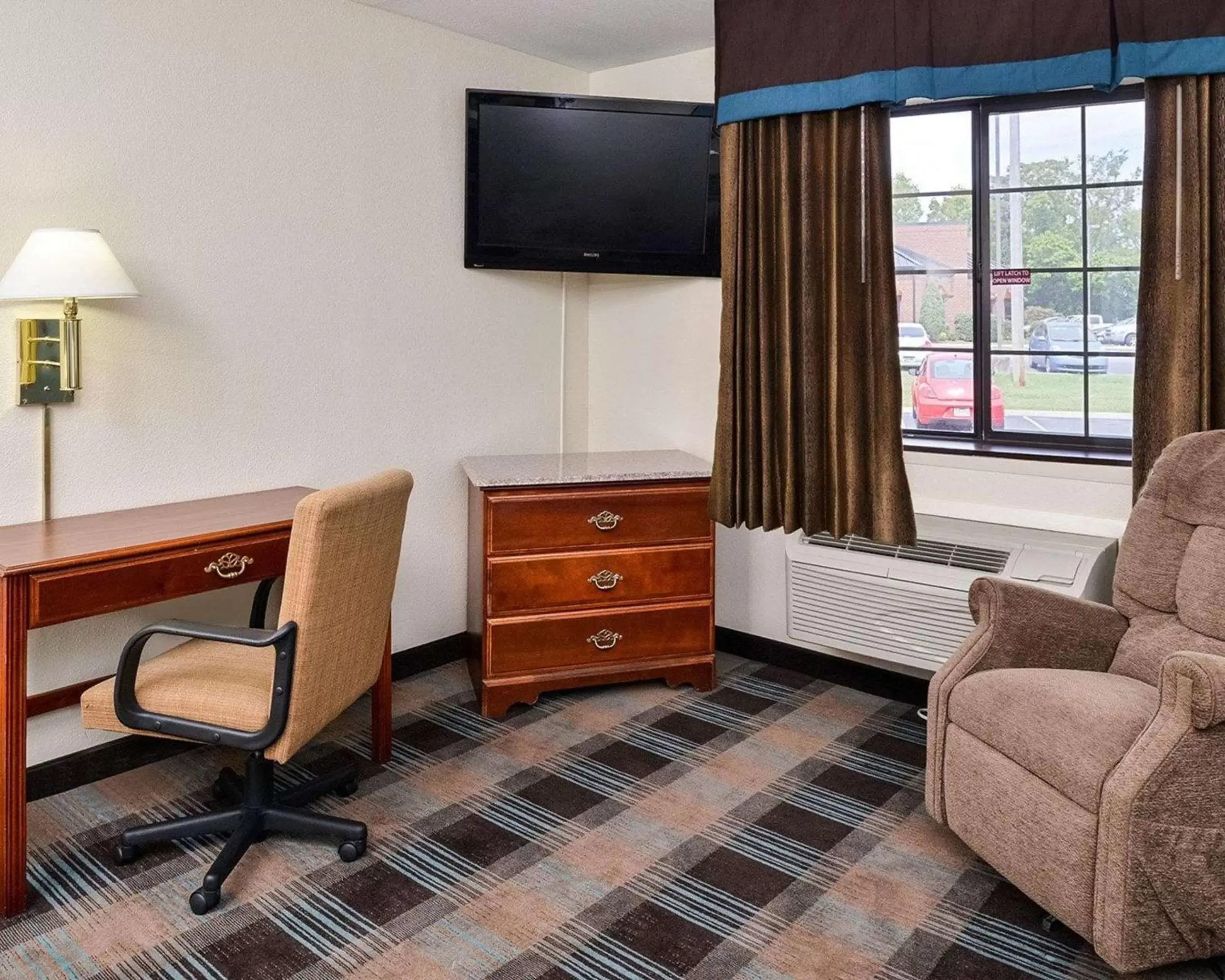 Photo of the whole room, TV/Entertainment Center in Econo Lodge Inn & Suites Shelbyville