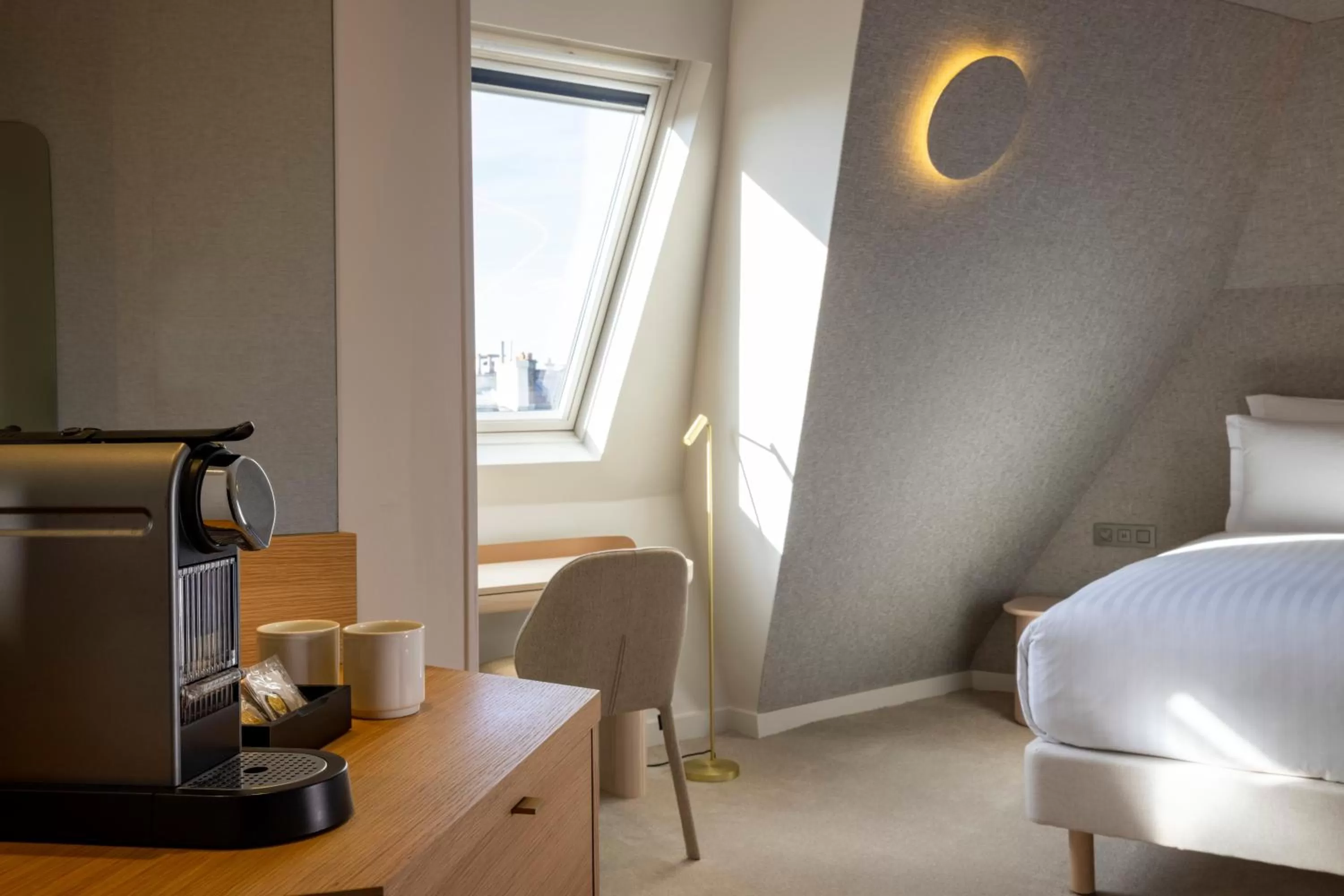 Bedroom, Bed in Hôtel Beige