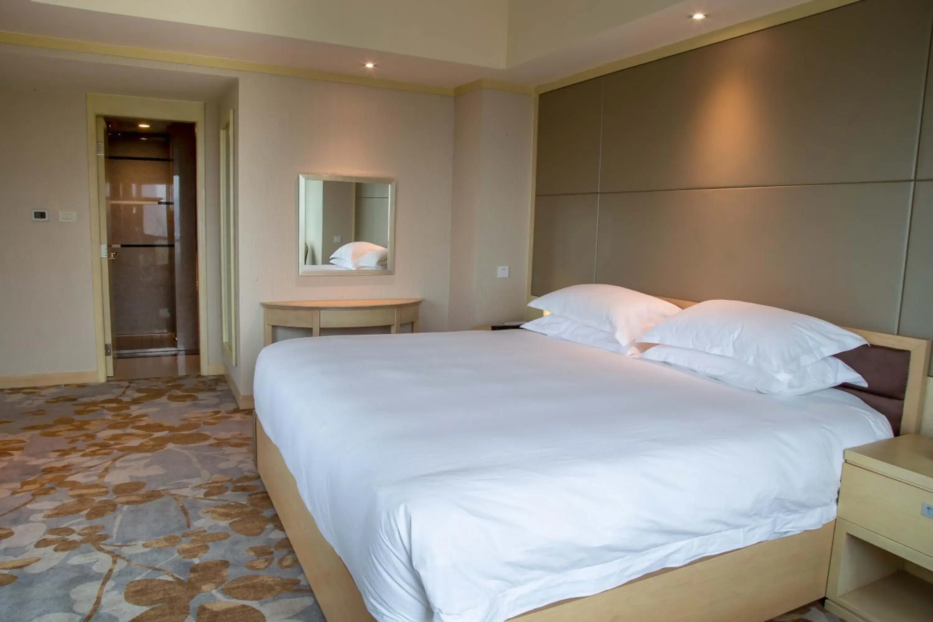 Bed in Juss Hengshan HotelFormer Regal International East Asia Hotel Bed in Juss Hengshan HotelFormer Regal International East Asia Hotel