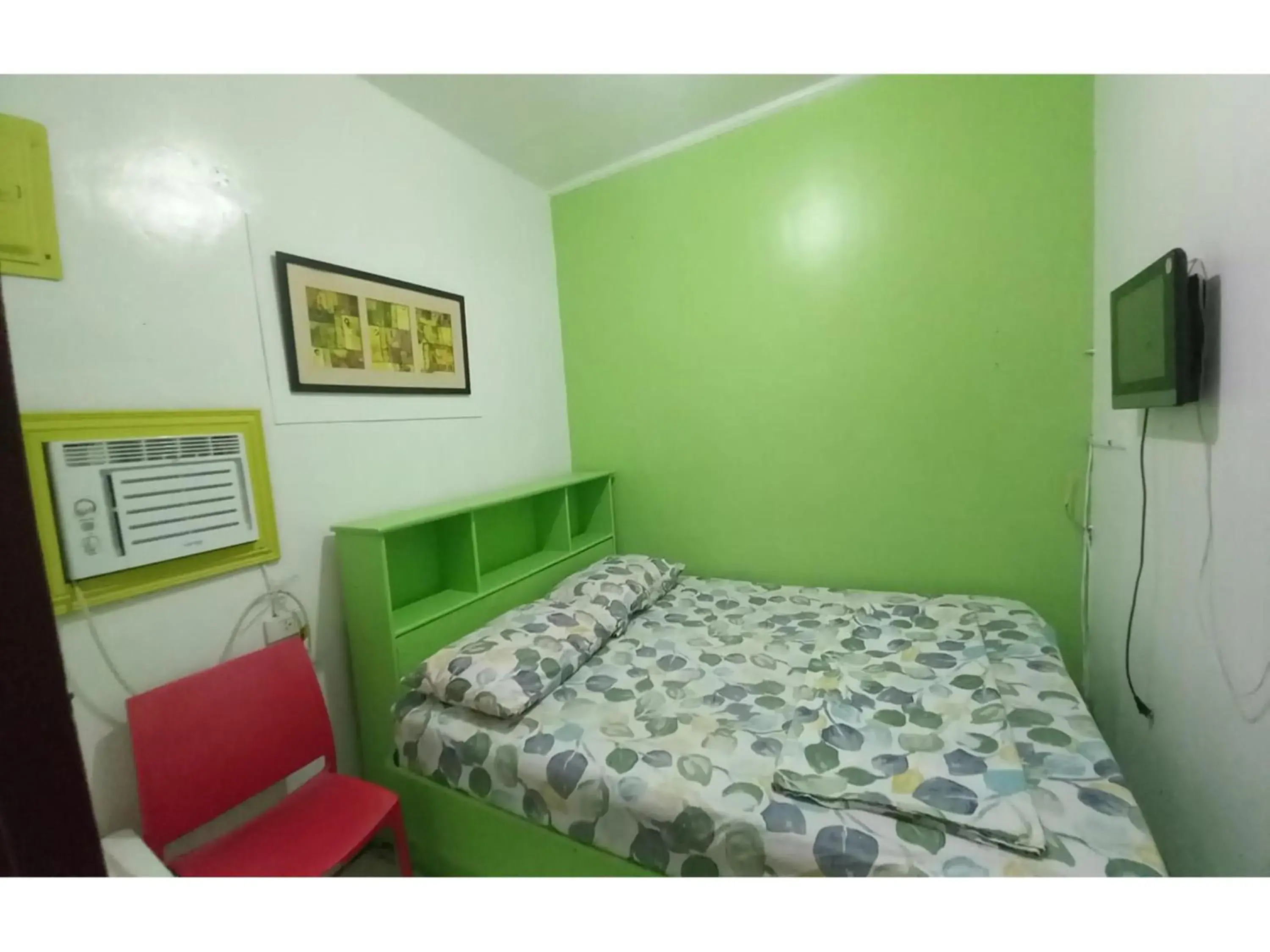 TV and multimedia, Bed in RedDoorz @ Jomckayl Apartelle Naga