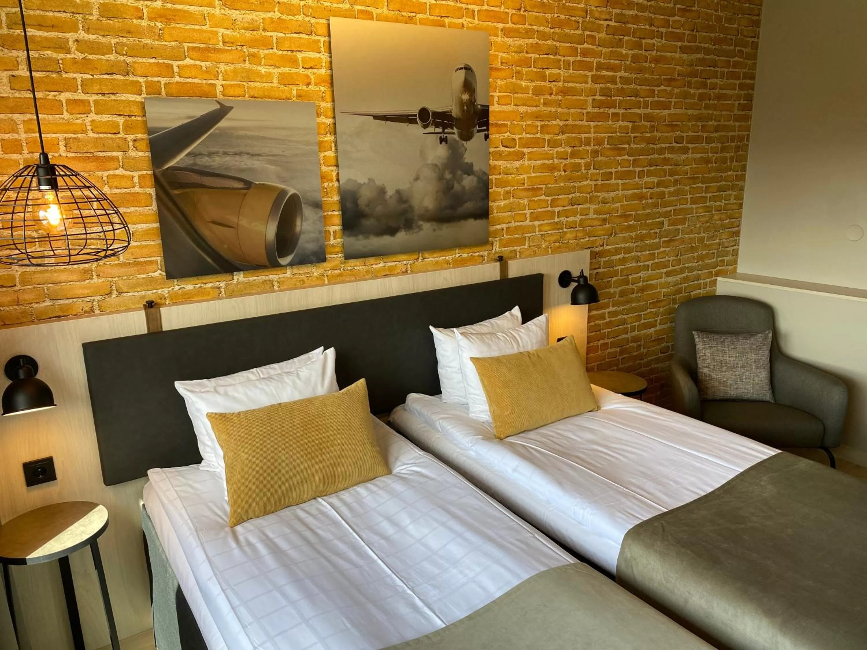 Bedroom, Bed in Skyline Airport Hotel