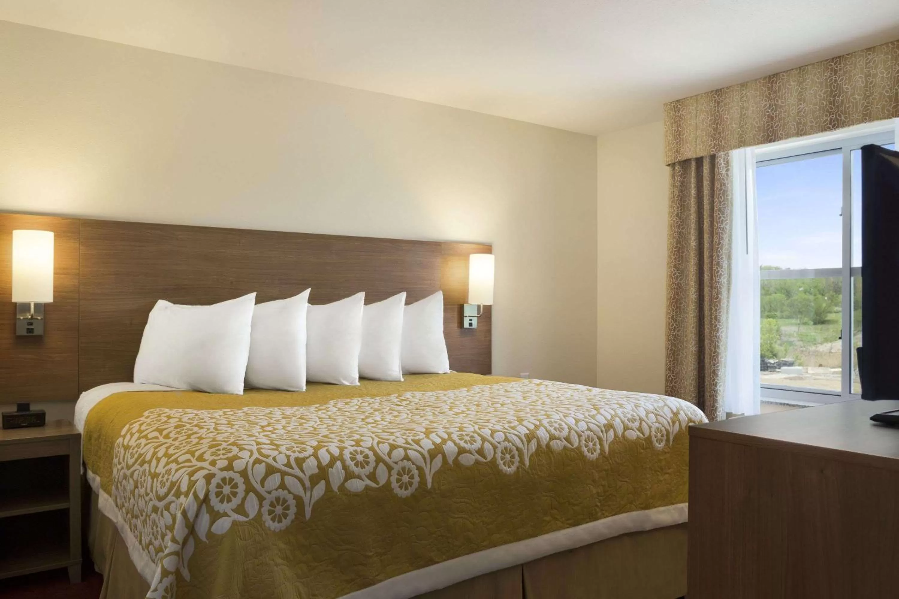 Photo of the whole room, Bed in Days Inn & Suites by Wyndham Belmont