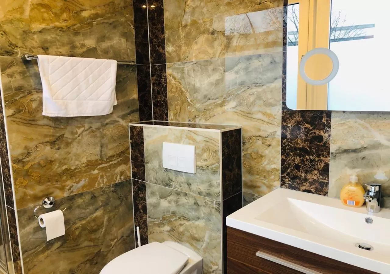 Bathroom in Elbgalerie Hotel