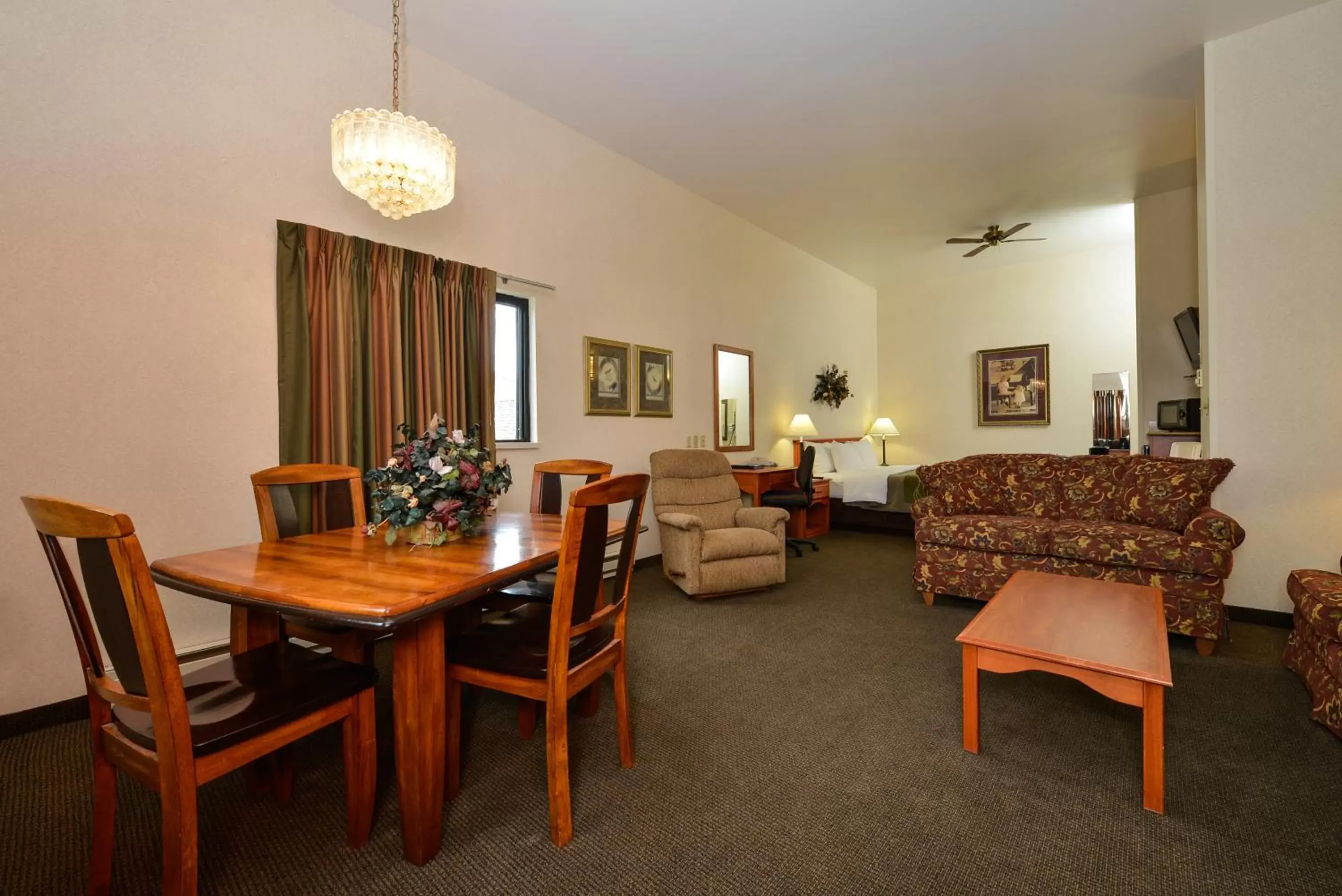 Dining Area in Studio 6 - Minot, ND