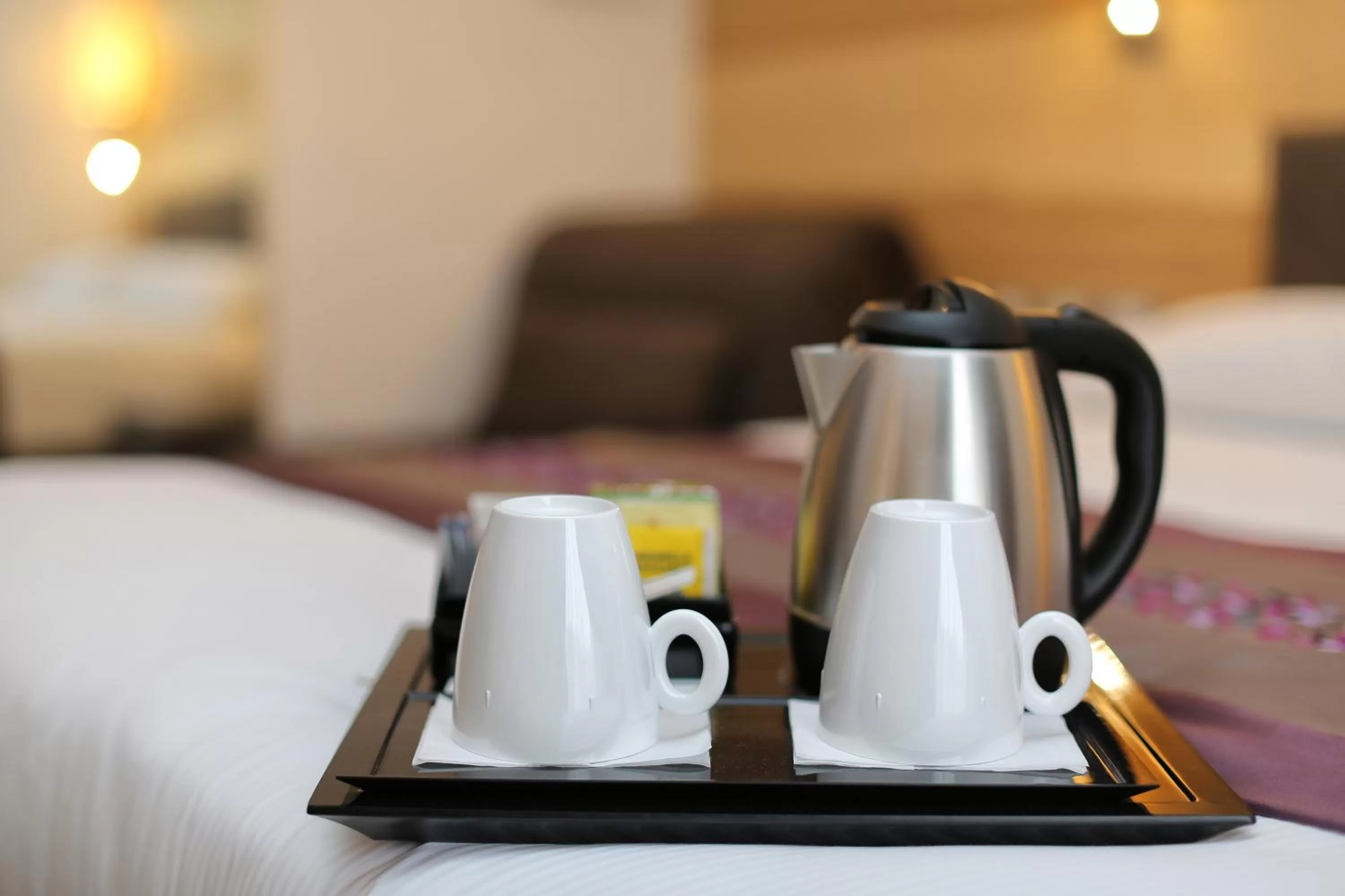 Coffee/tea facilities, Bed in Hotel Garden