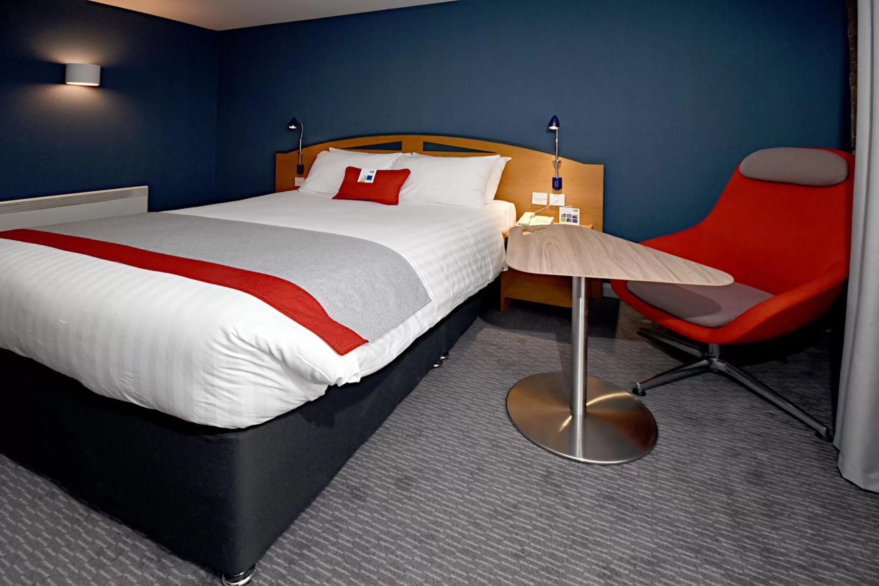 Photo of the whole room, Bed in Holiday Inn Express Liverpool-Albert Dock by IHG