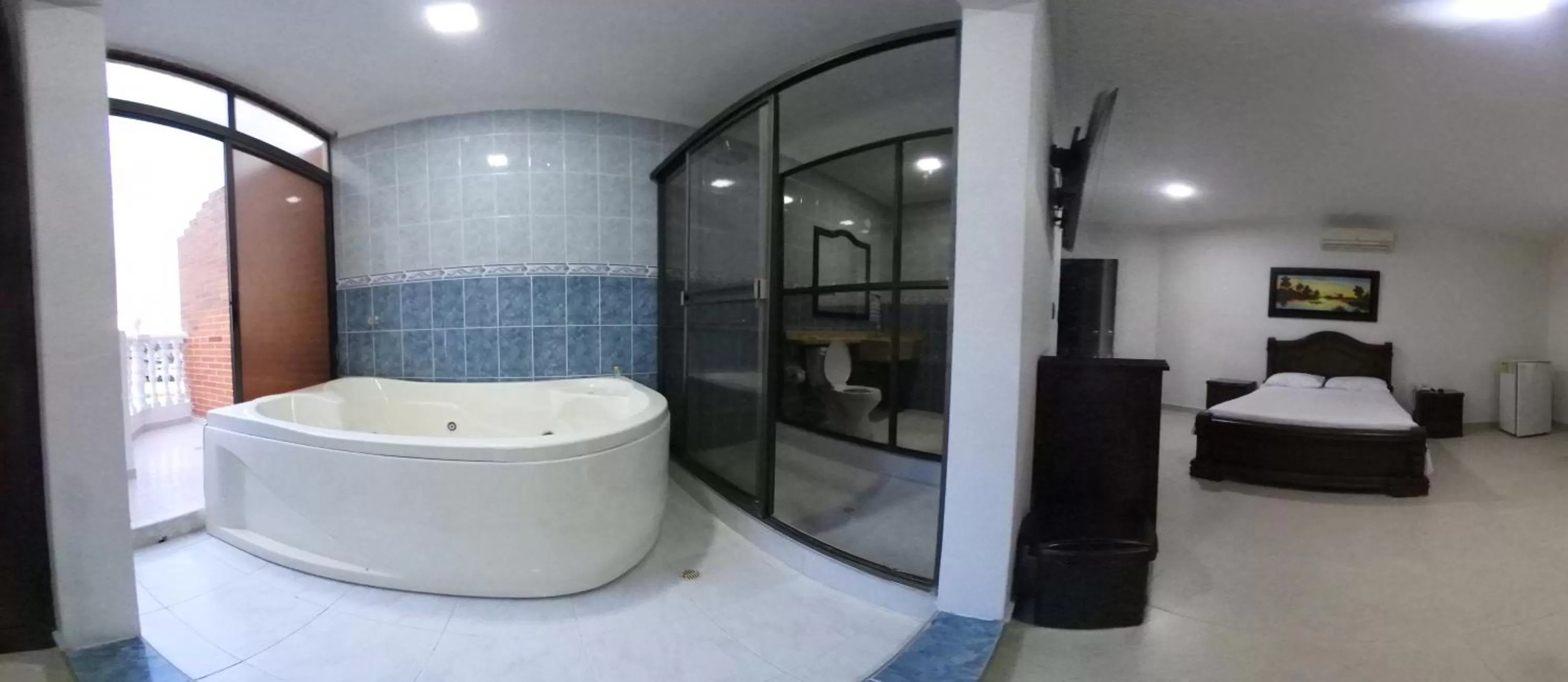 Bathroom, Bed in Zahira Hotel Melgar