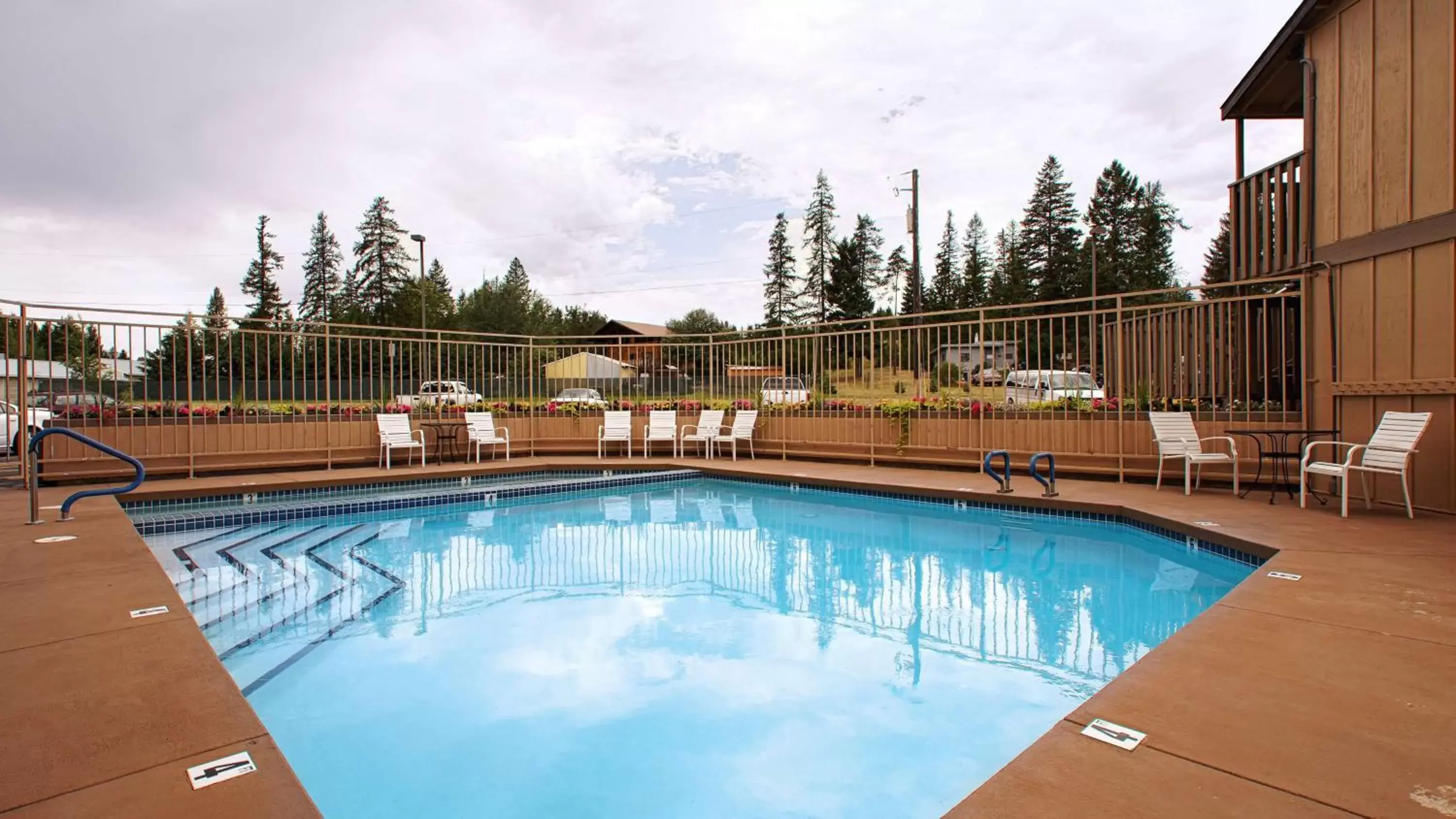 Summer, Swimming Pool in Best Western Rocky Mountain Lodge