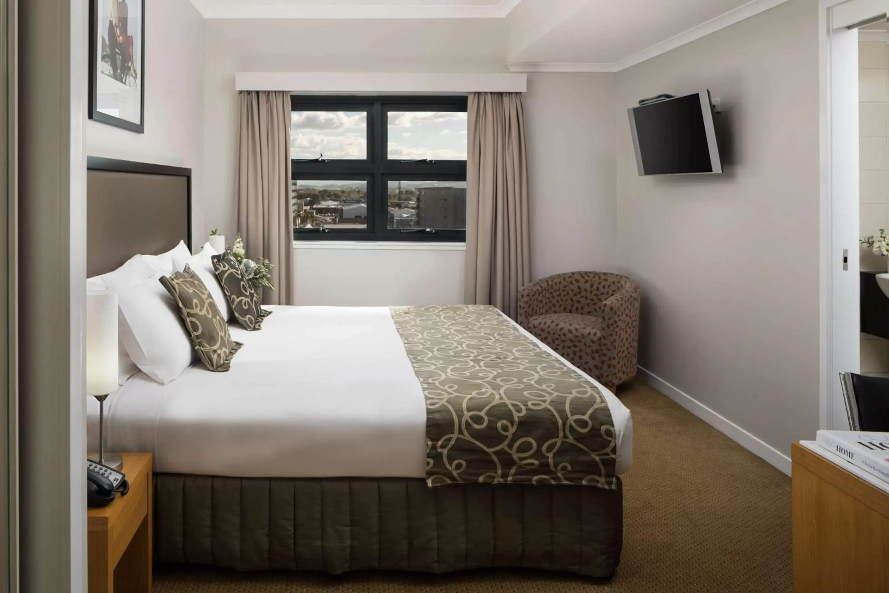 Photo of the whole room, Bed in Rydges Mackay Suites