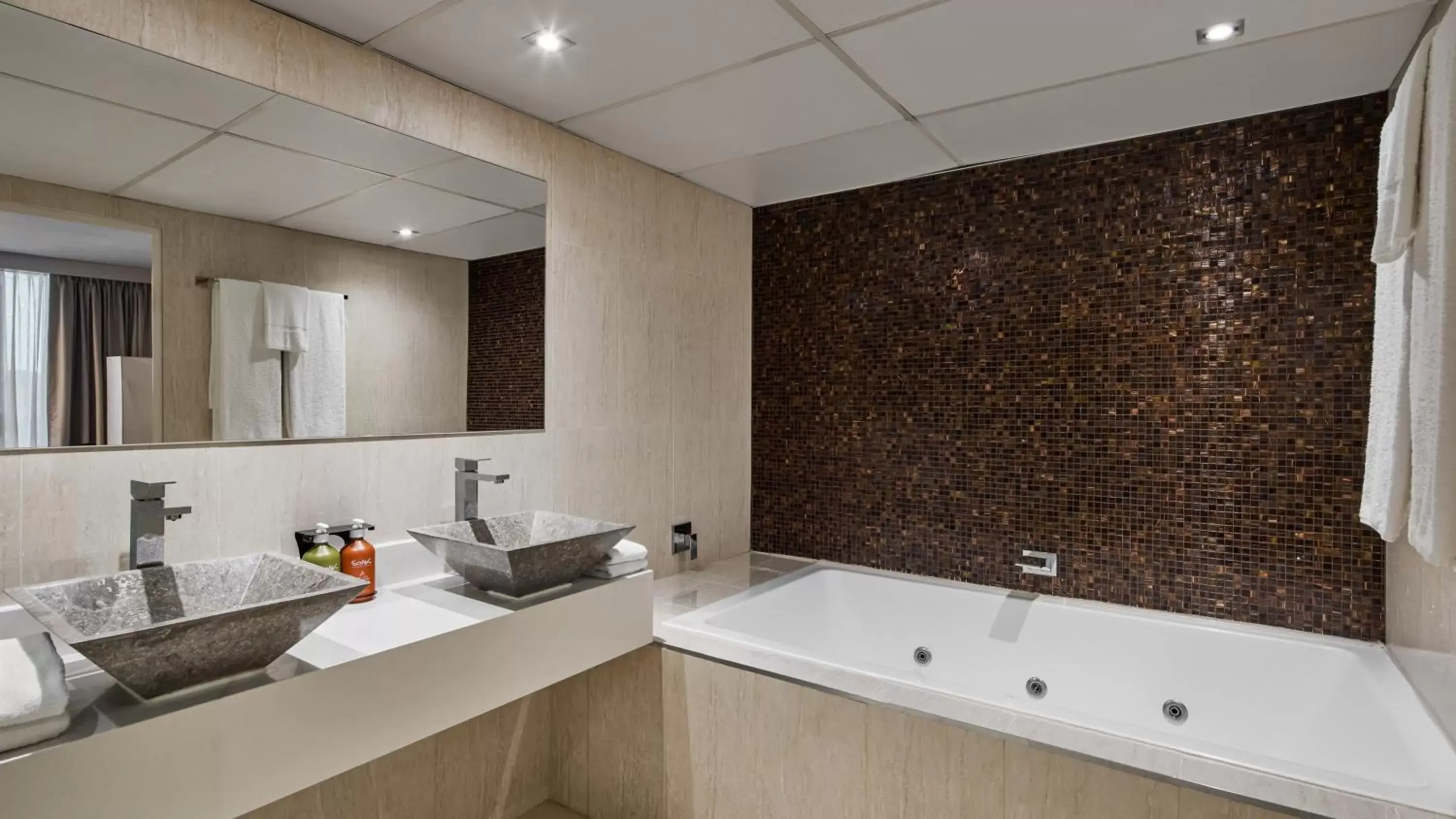 Bathroom in Holiday Inn Warwick Farm, an IHG Hotel