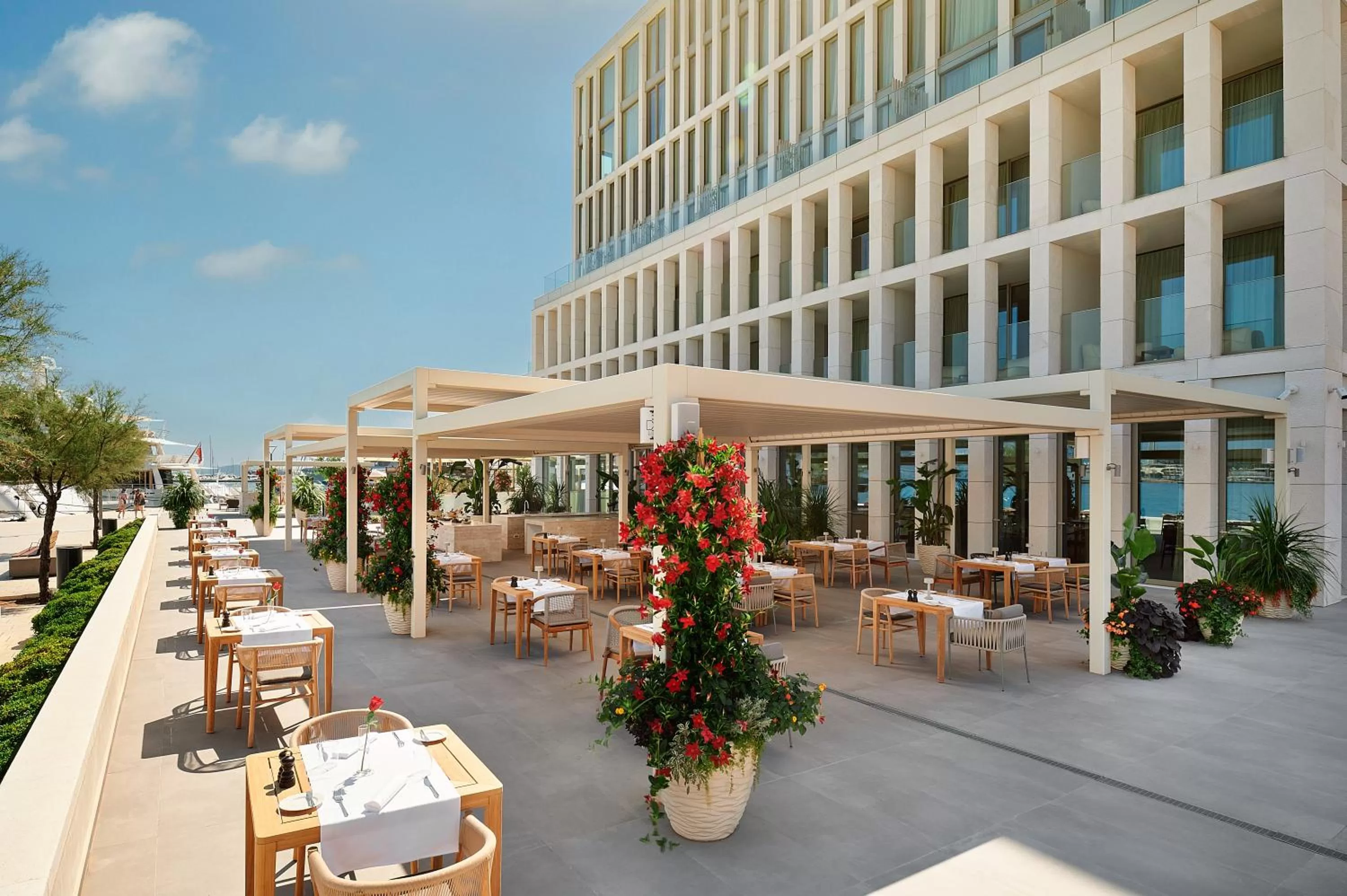 Restaurant/places to eat in Hotel Ambasador