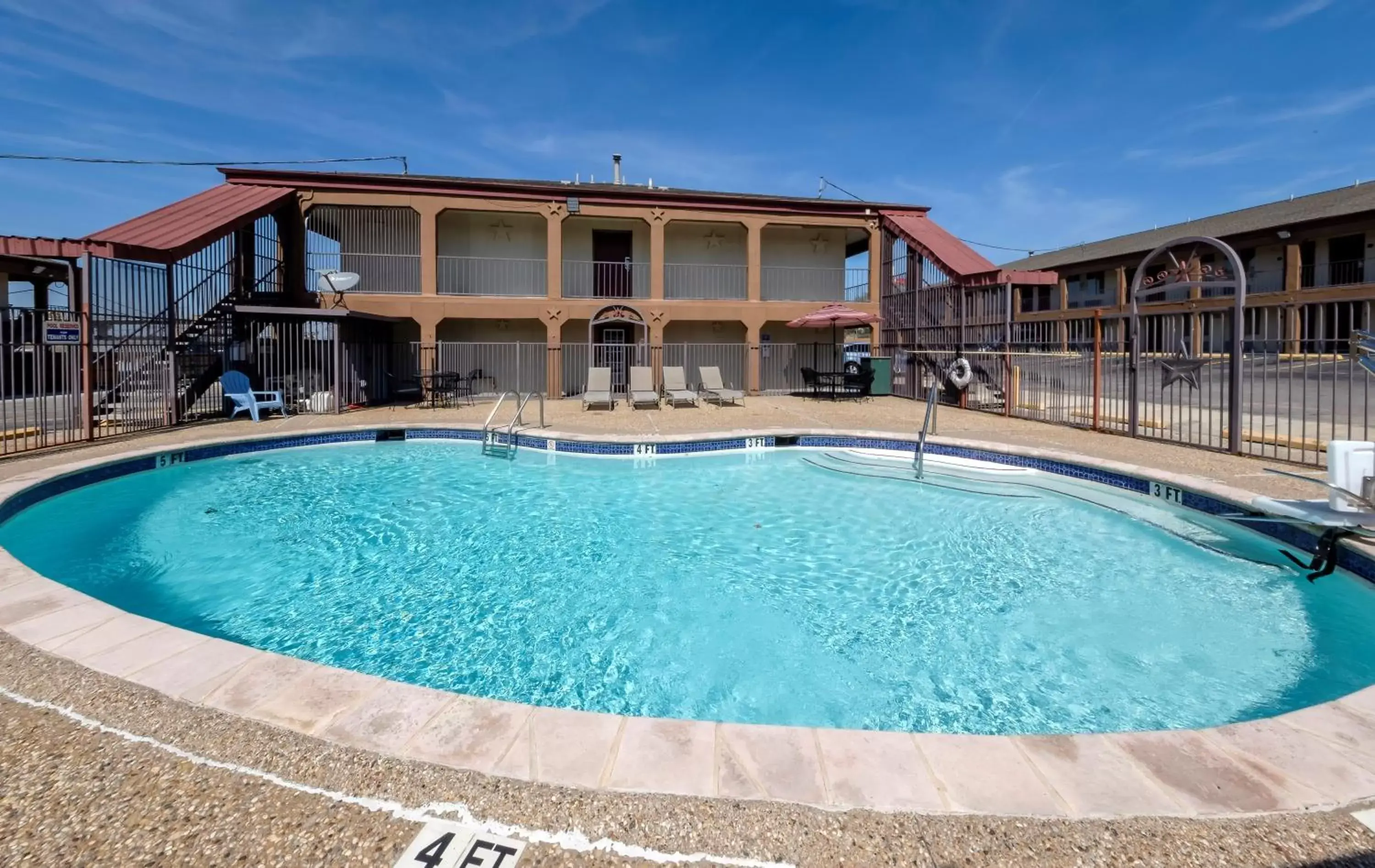 Swimming pool, Property Building in Red Roof Inn Arlington - Entertainment District