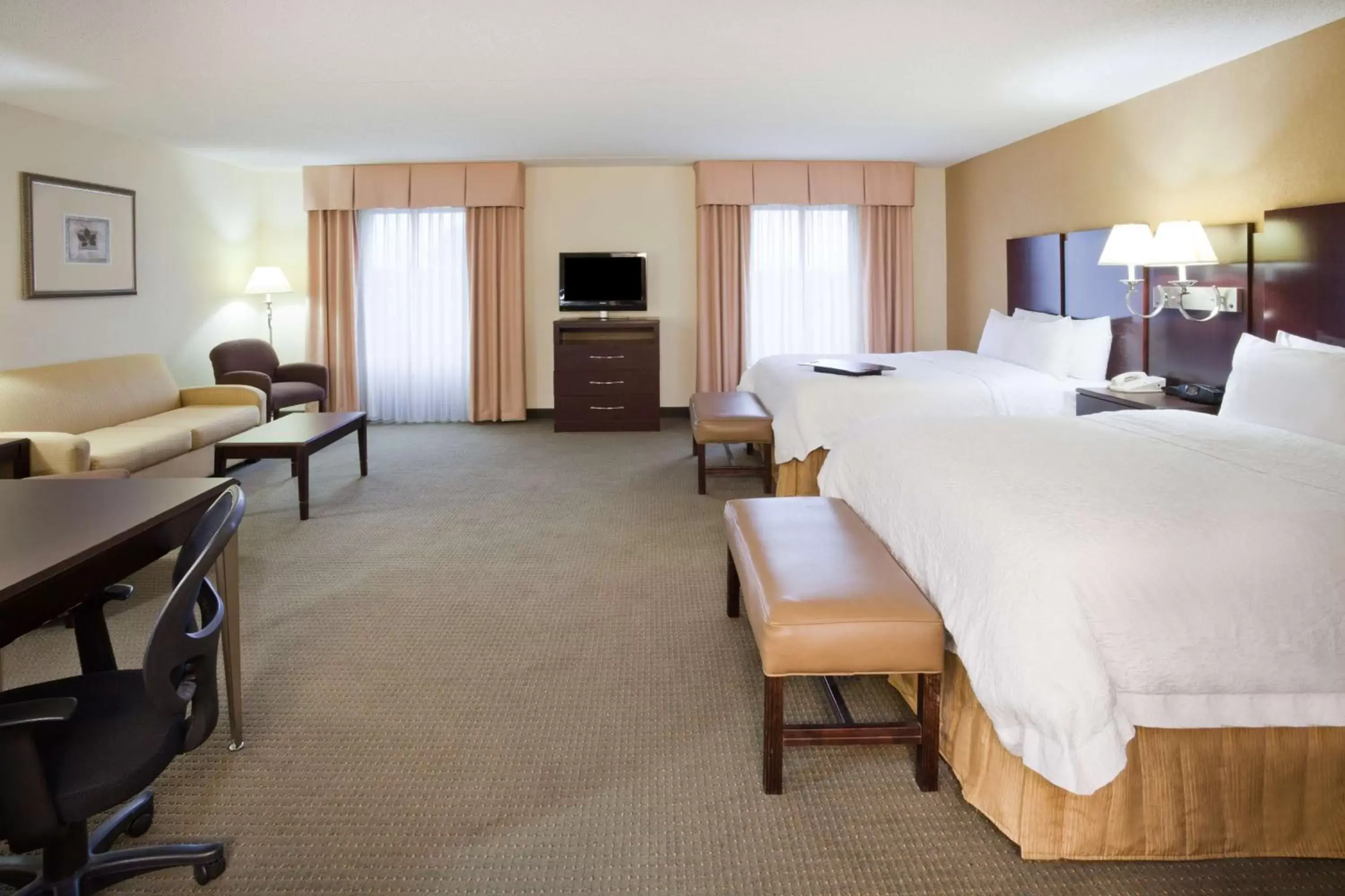 Bed in Hampton Inn & Suites Lino Lakes