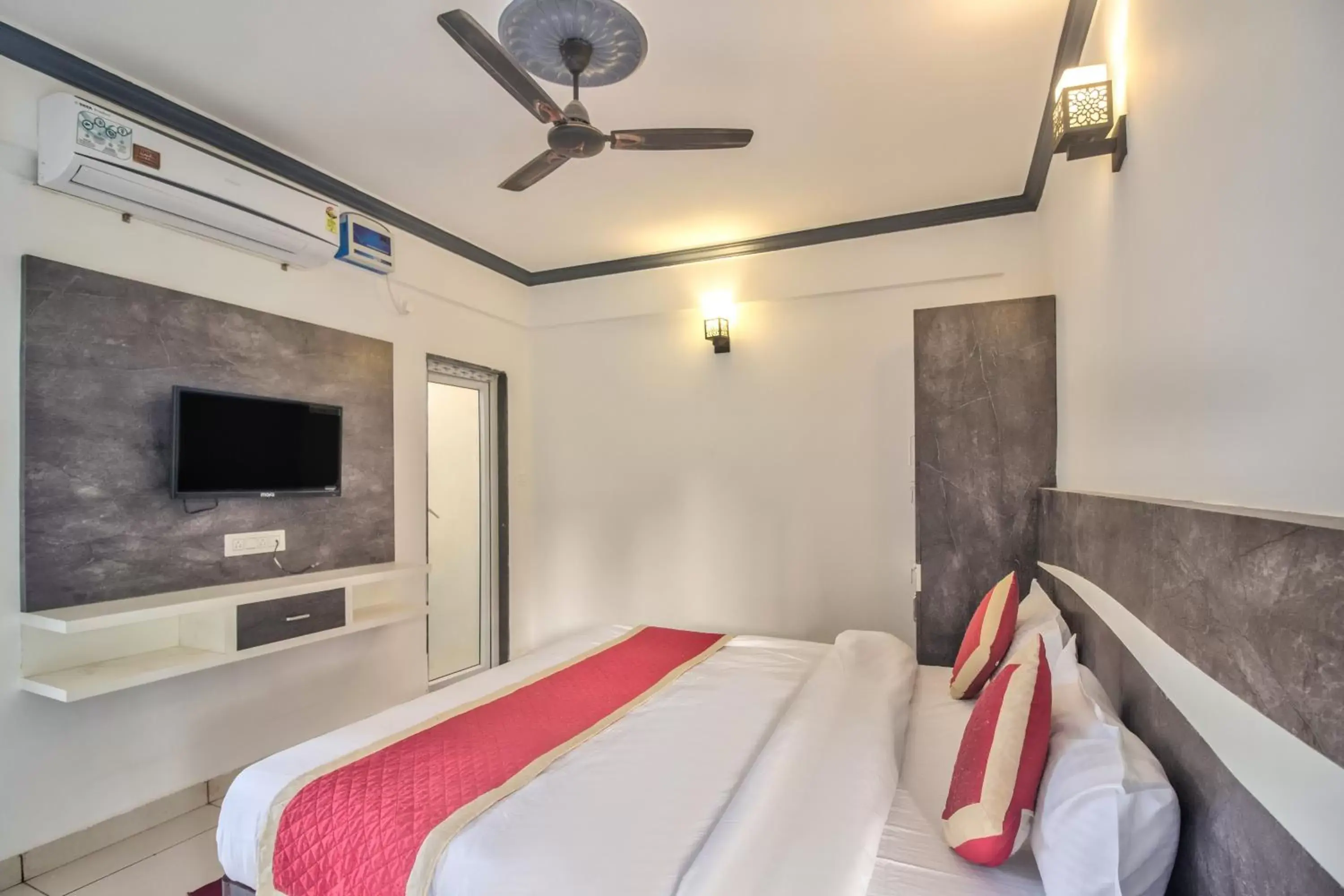 Photo of the whole room, Bed in Oceano Beach Resort Photo of the whole room, Bed in Oceano Beach Resort