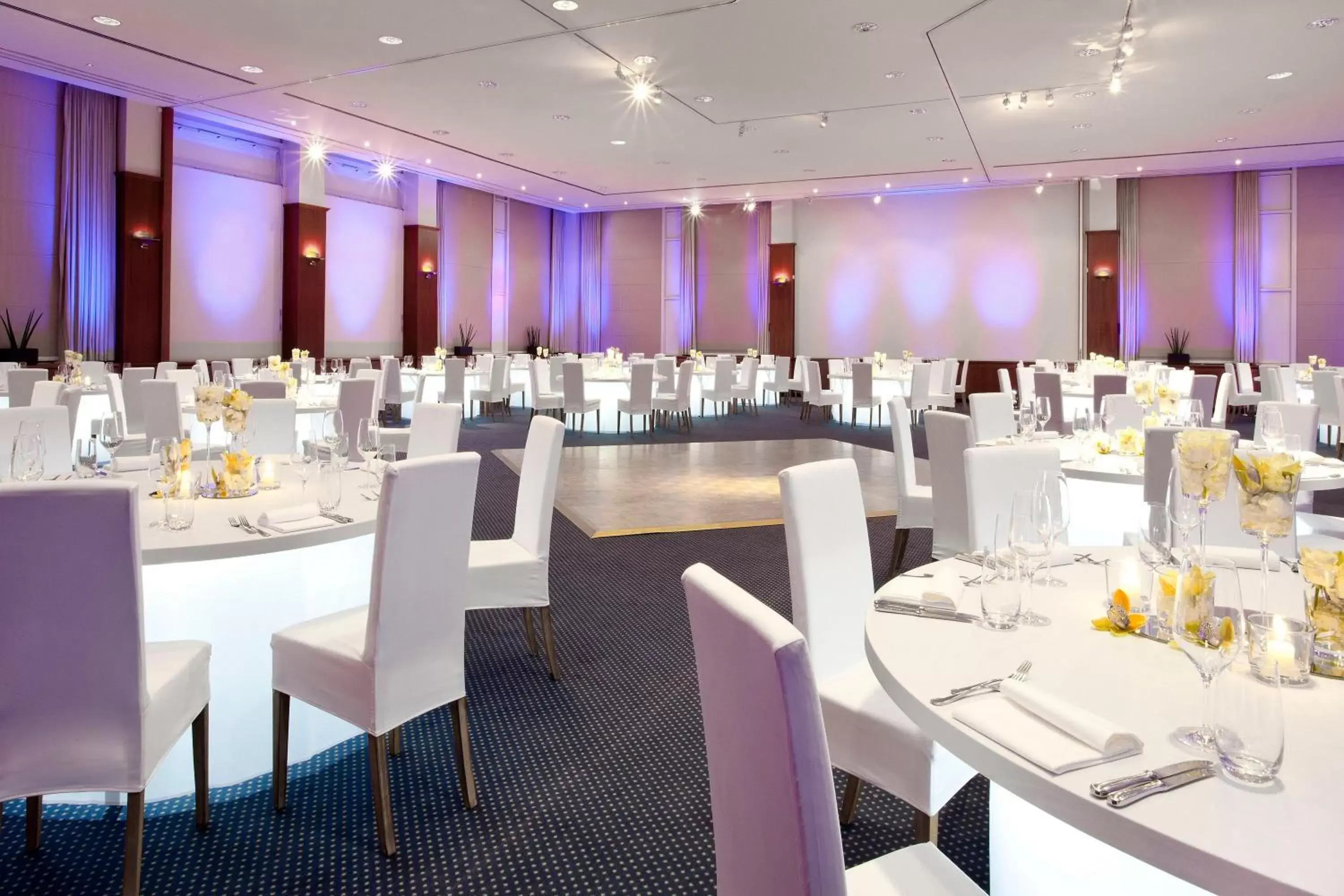 Meeting/conference room, Restaurant/Places to Eat in Crowne Plaza Berlin City Centre Ku'damm, an IHG Hotel
