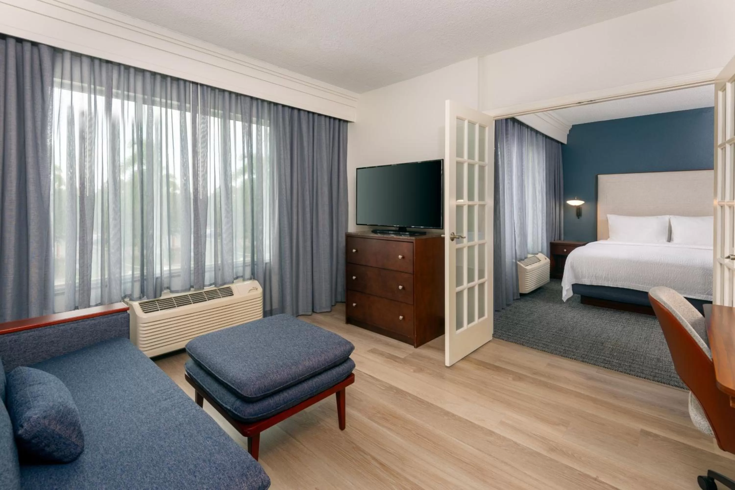 Living room, Bed in Courtyard by Marriott Sarasota at University Town Center