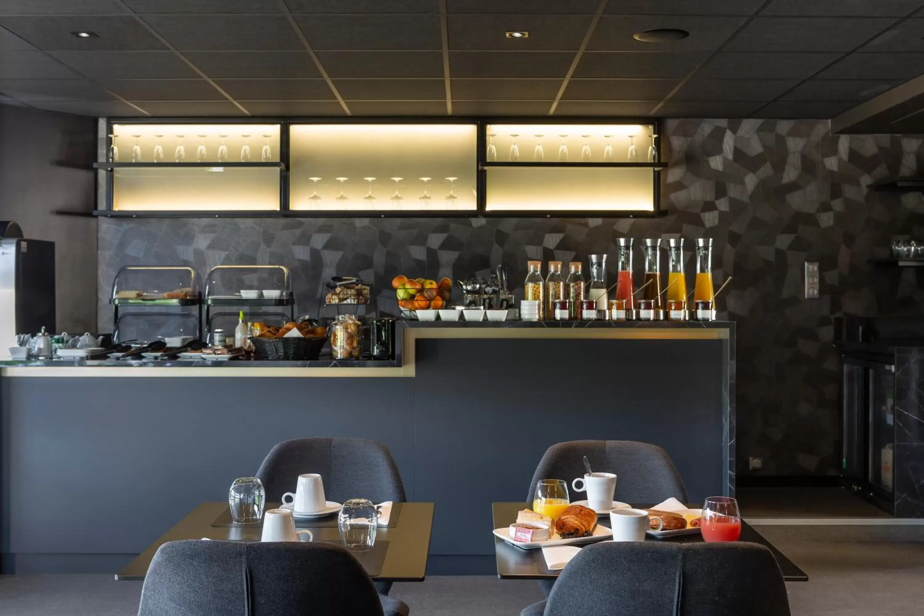 Restaurant/Places to Eat in Hotel l'Ortega Rennes Aeroport