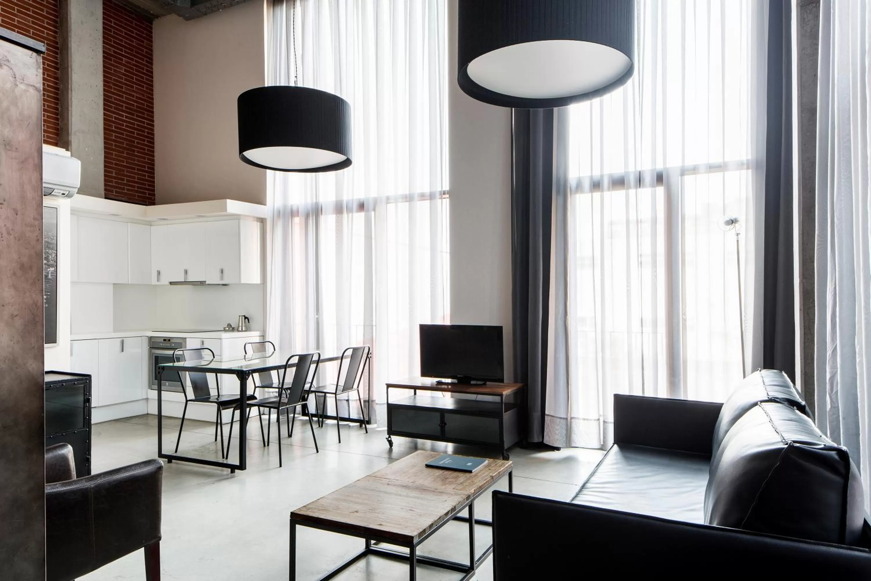 Communal lounge/ TV room in Barcelona Apartment Republica