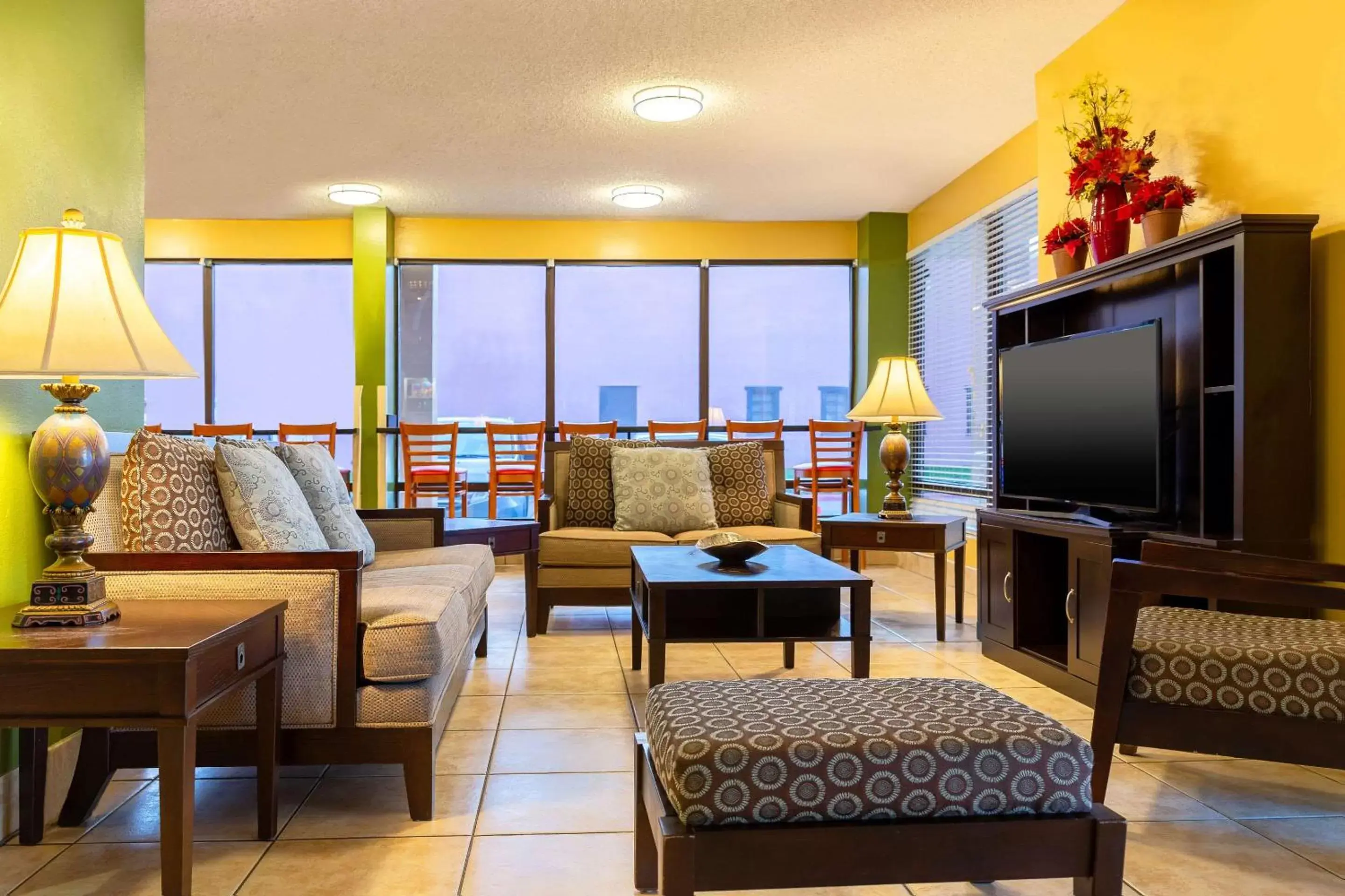 Lobby or reception, Lounge/Bar in Quality Inn at Arlington Highlands