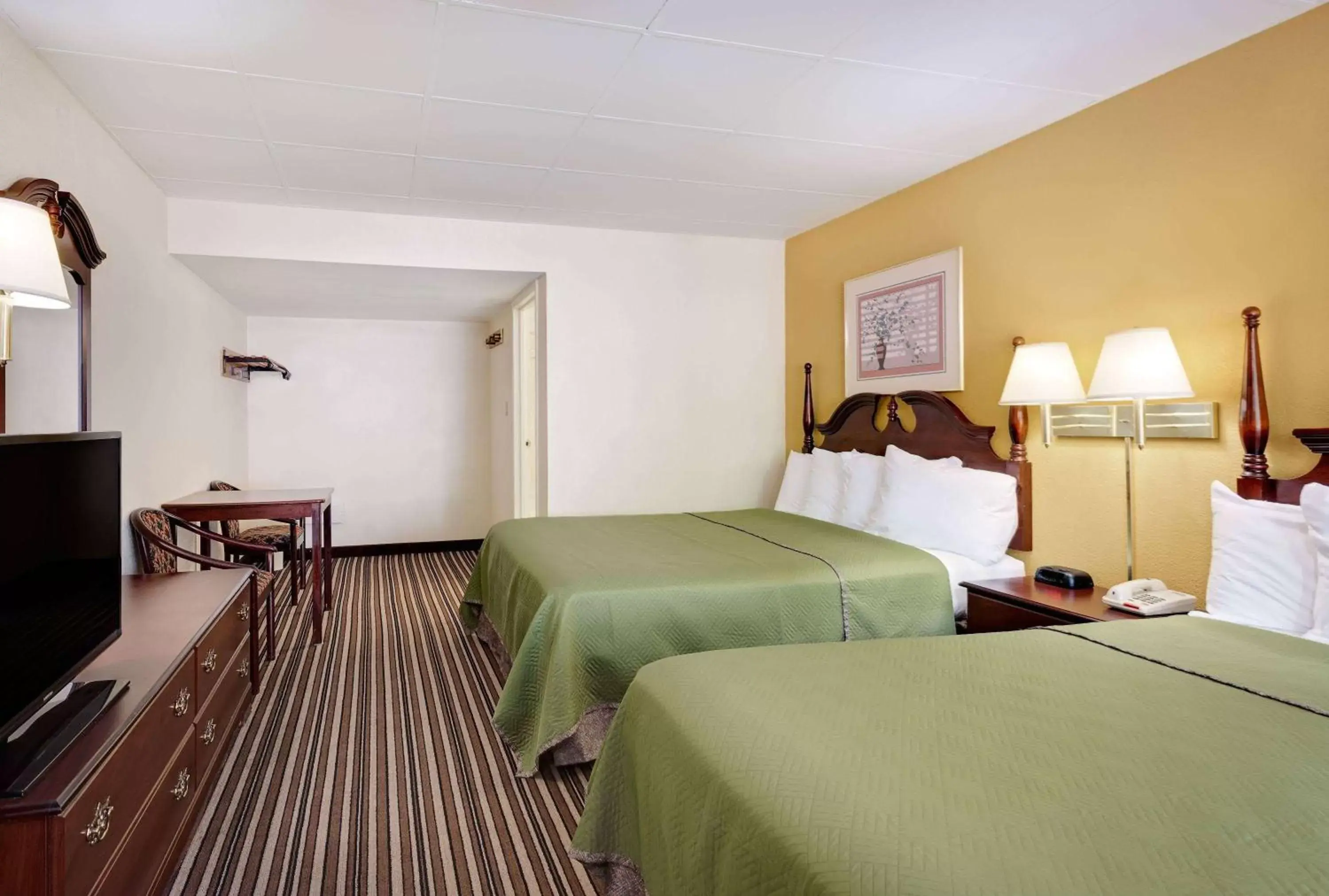 Photo of the whole room, Bed in Travelodge by Wyndham Chambersburg