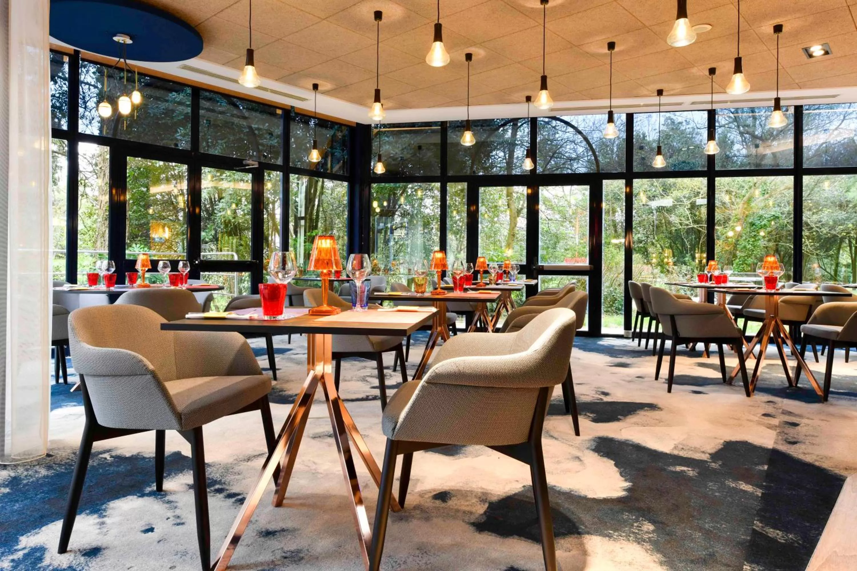 Lounge or bar in Novotel La Rochelle Centre