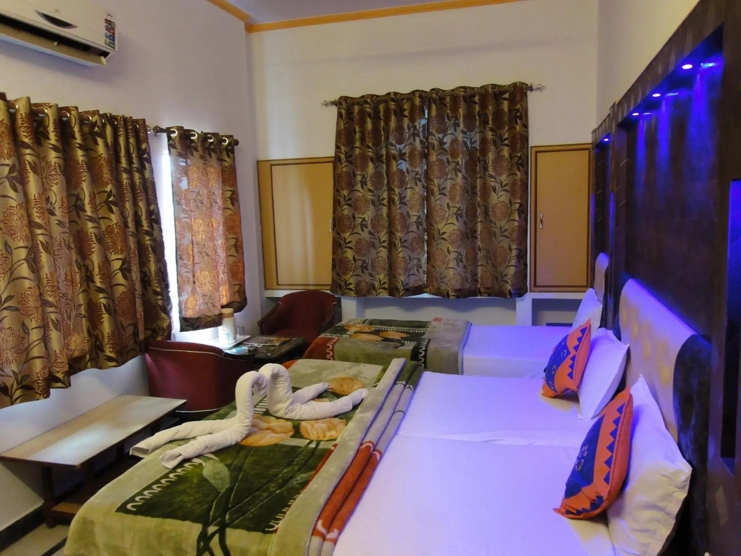 Bed, Seating Area in Hotel Taj Plaza, VIP Road, Agra