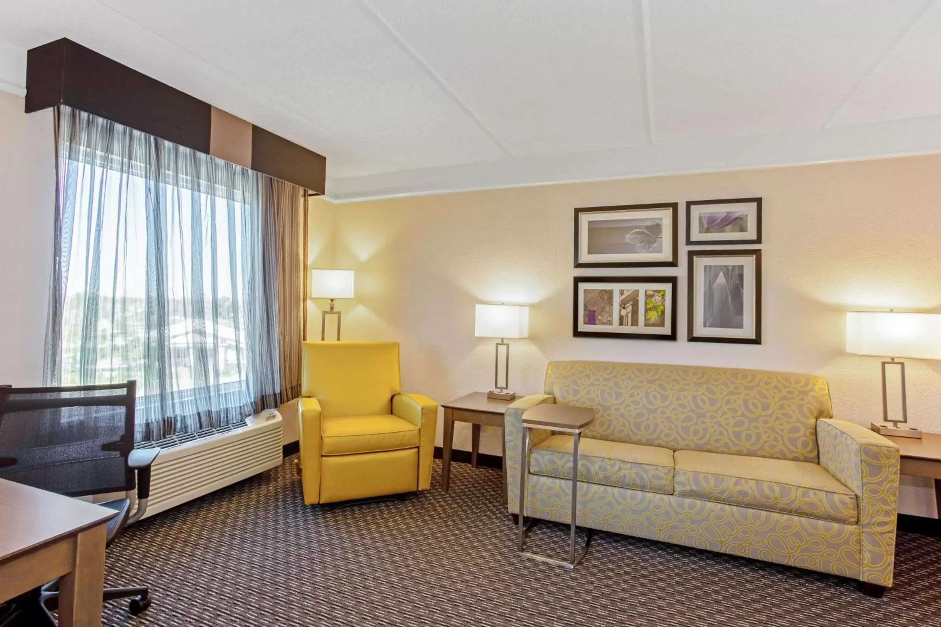 Photo of the whole room, Seating Area in La Quinta Inn & Suites by Wyndham Panama City