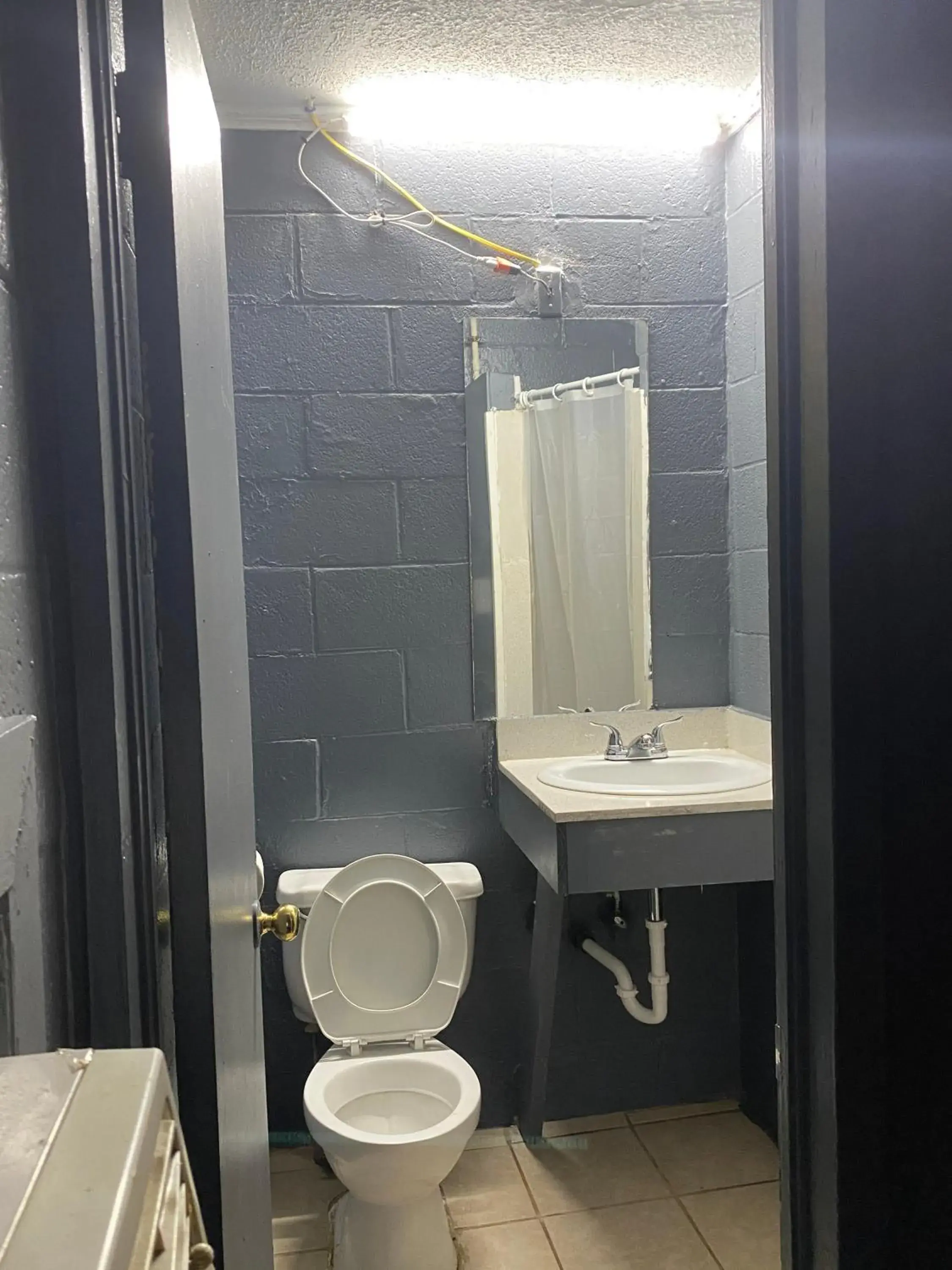 Toilet, Bathroom in Budget Inn