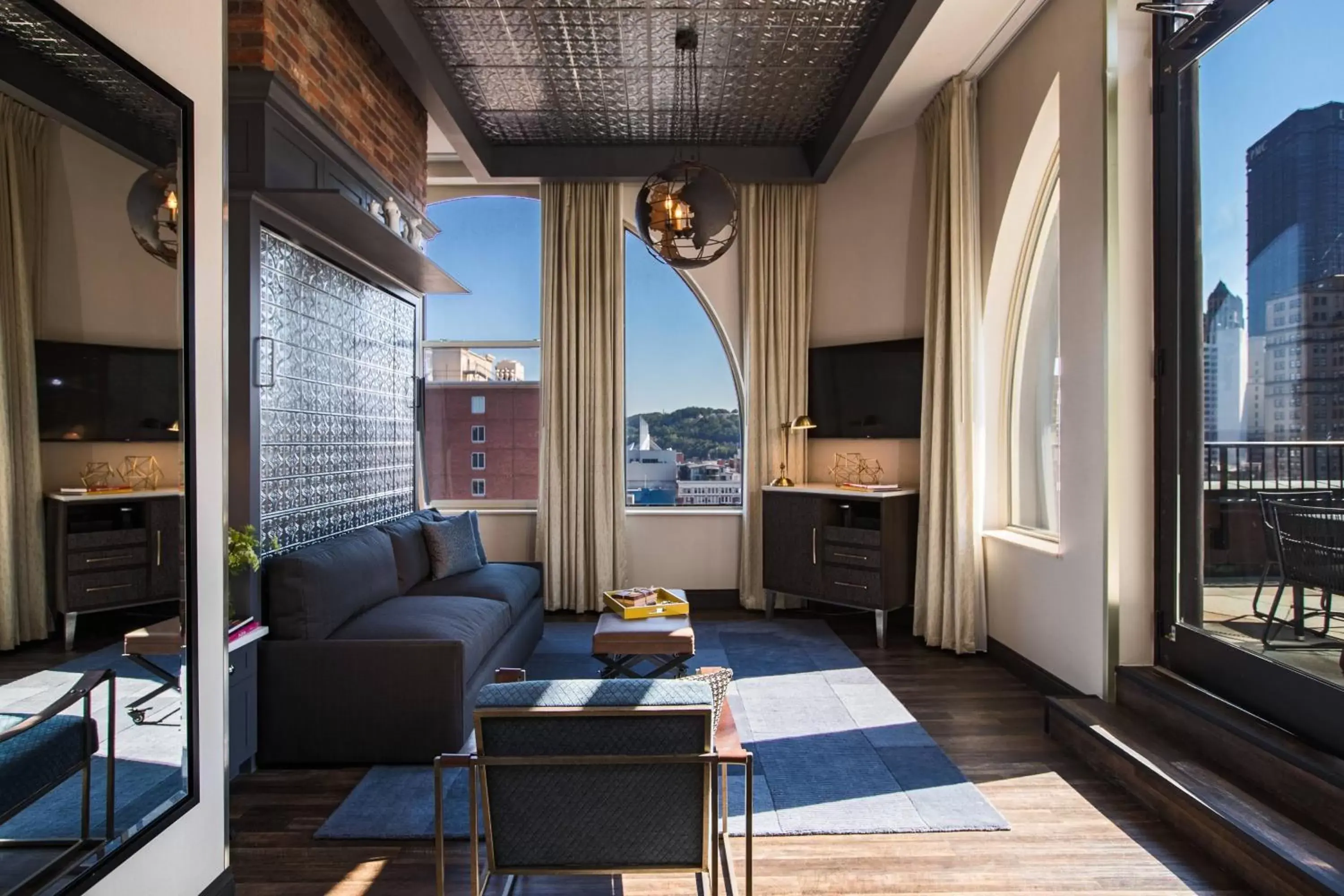 Living room, Seating Area in Renaissance Pittsburgh Hotel