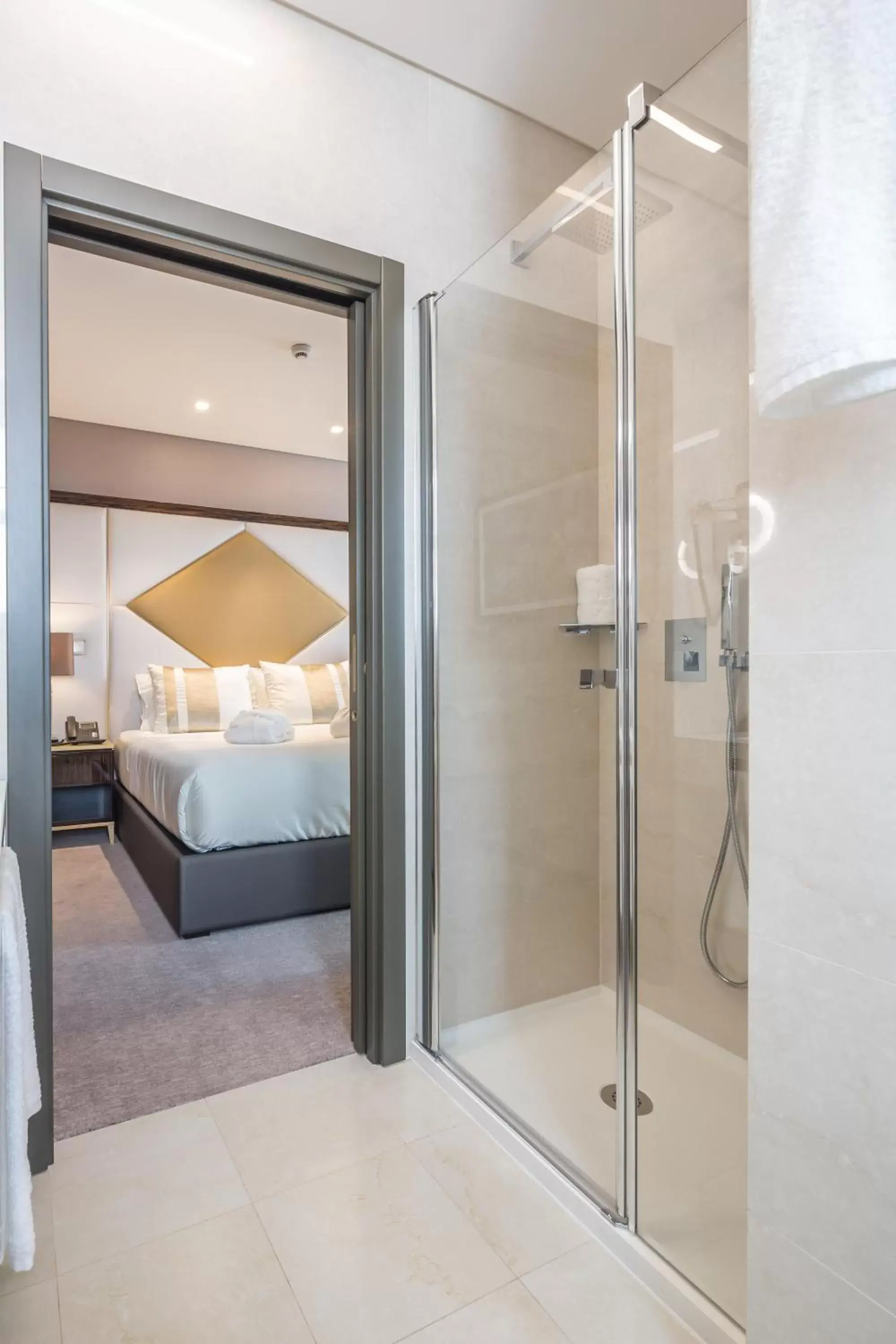 Shower, Bathroom in Hotel MeraPrime Gold Lisboa