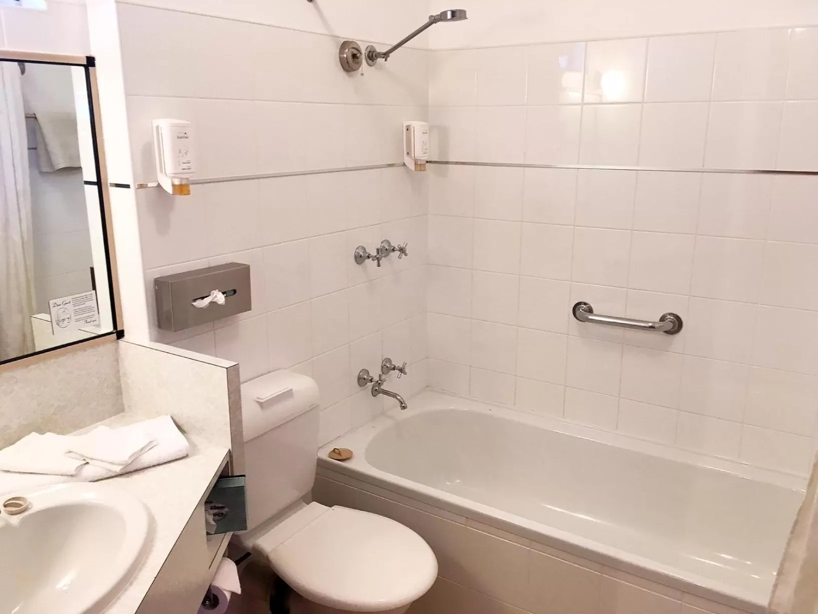 Bathroom in Motel Mayfair on Cavell