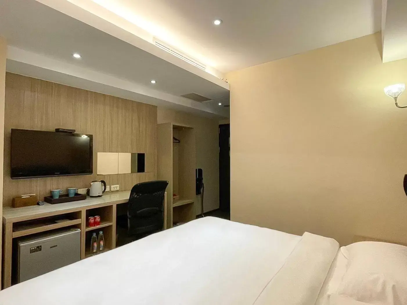 Bedroom, TV/Entertainment Center in The Riverside Hotel International
